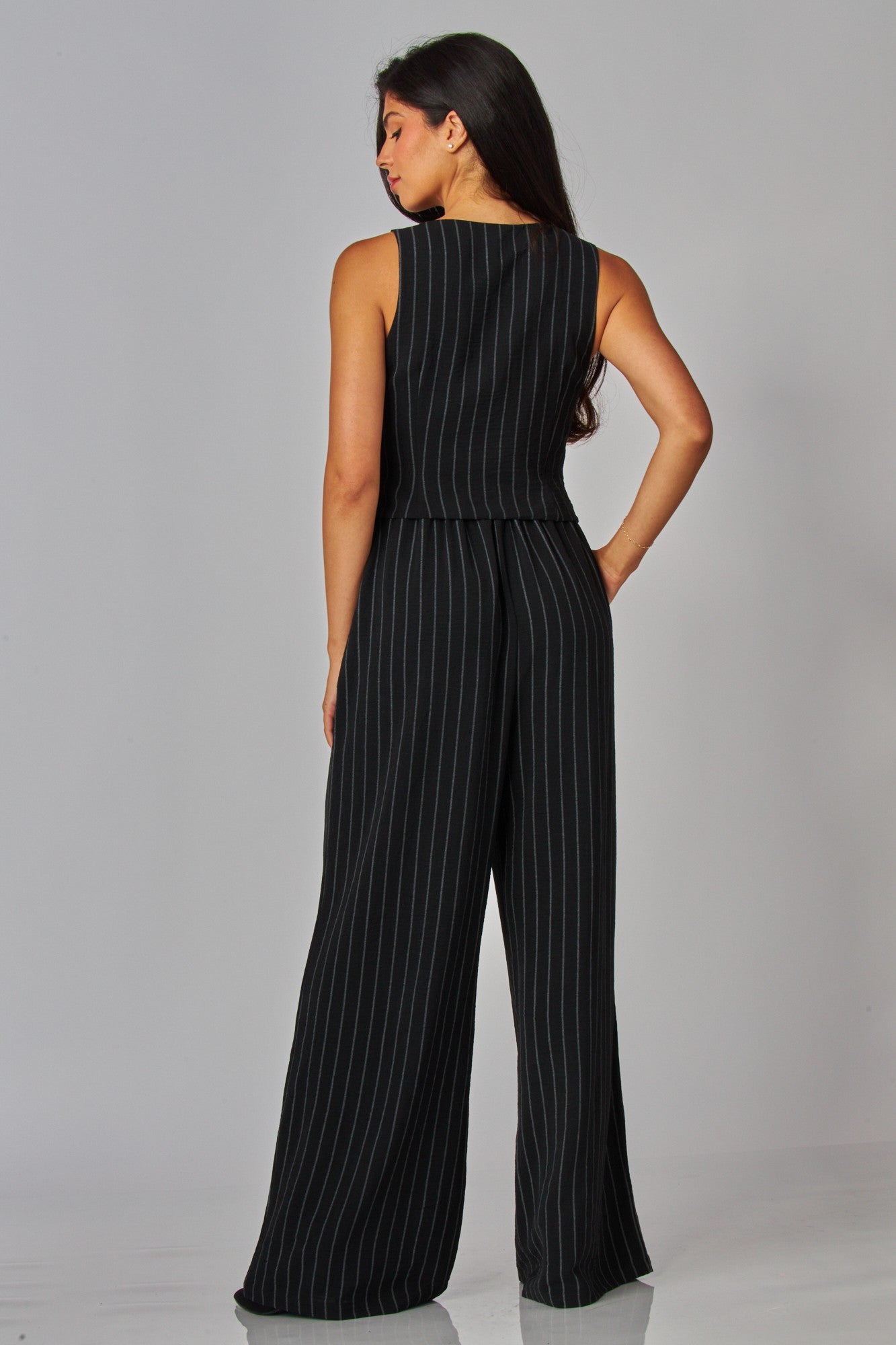 Set de tirantes con botones y pantalón palazzo a rayas