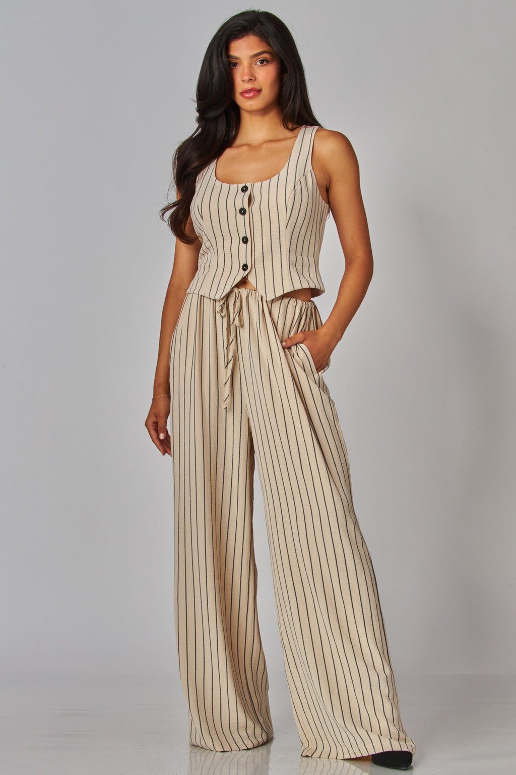 Set de tirantes con botones y pantalón palazzo a rayas