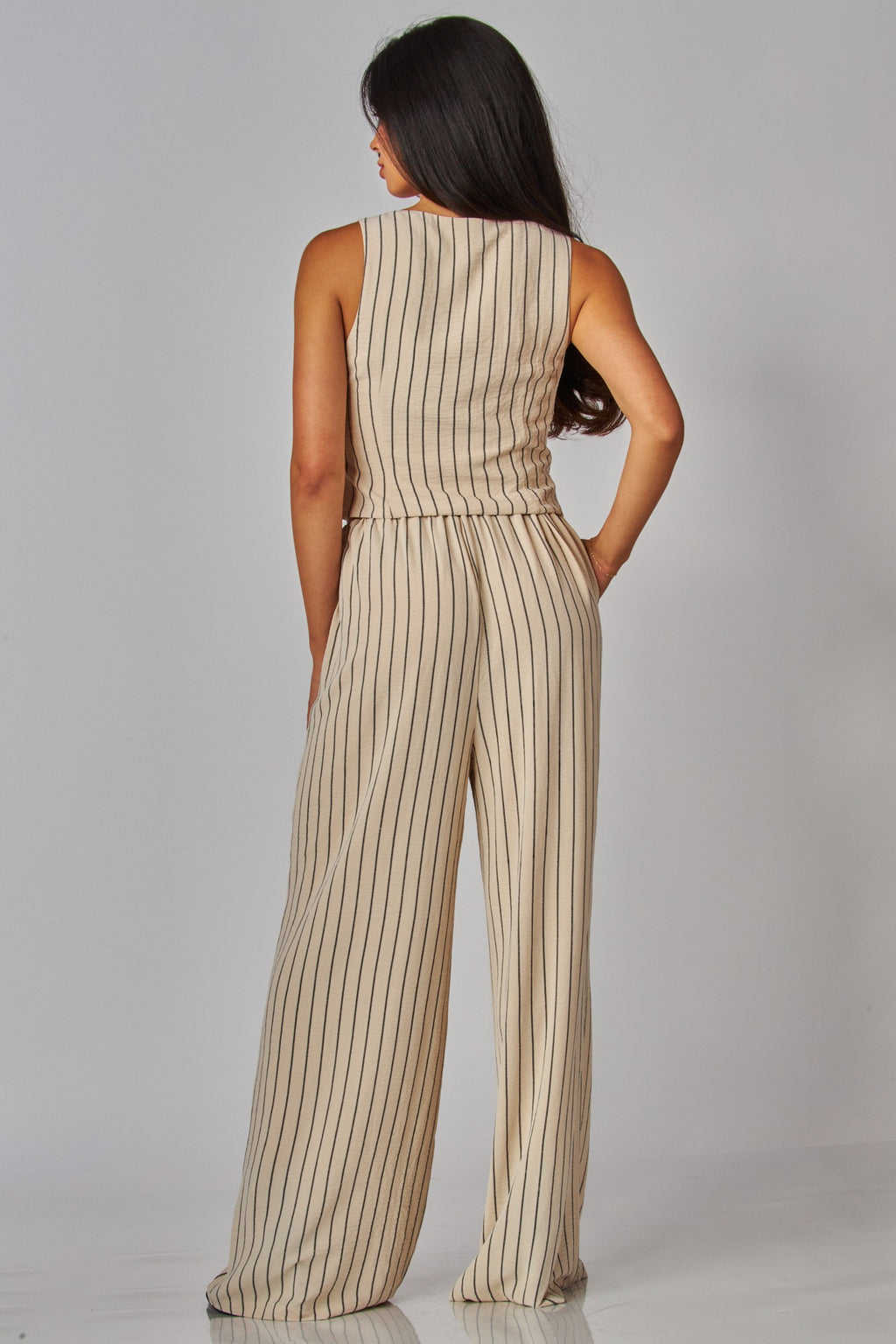 Set de tirantes con botones y pantalón palazzo a rayas