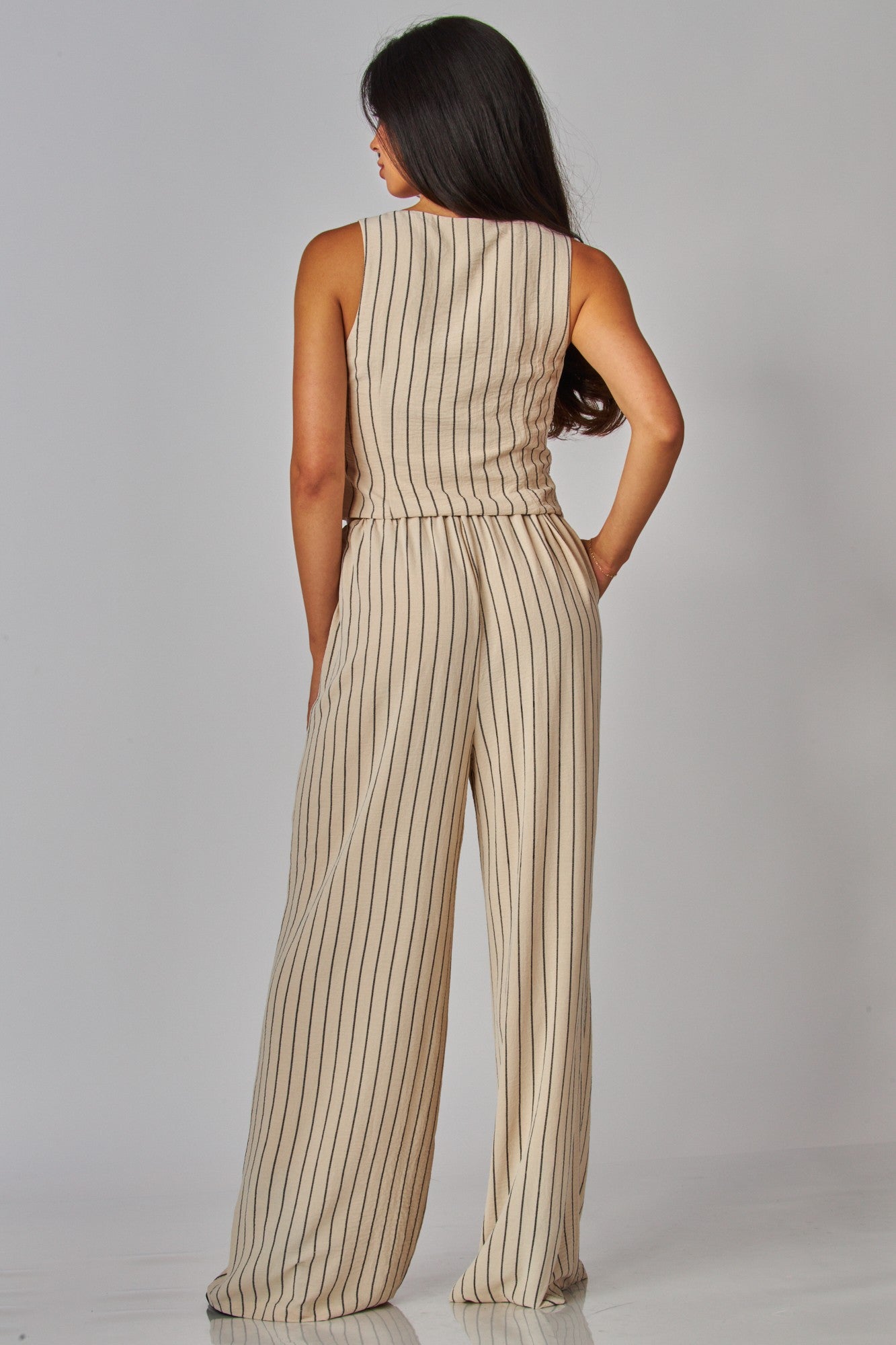 Set de tirantes con botones y pantalón palazzo a rayas