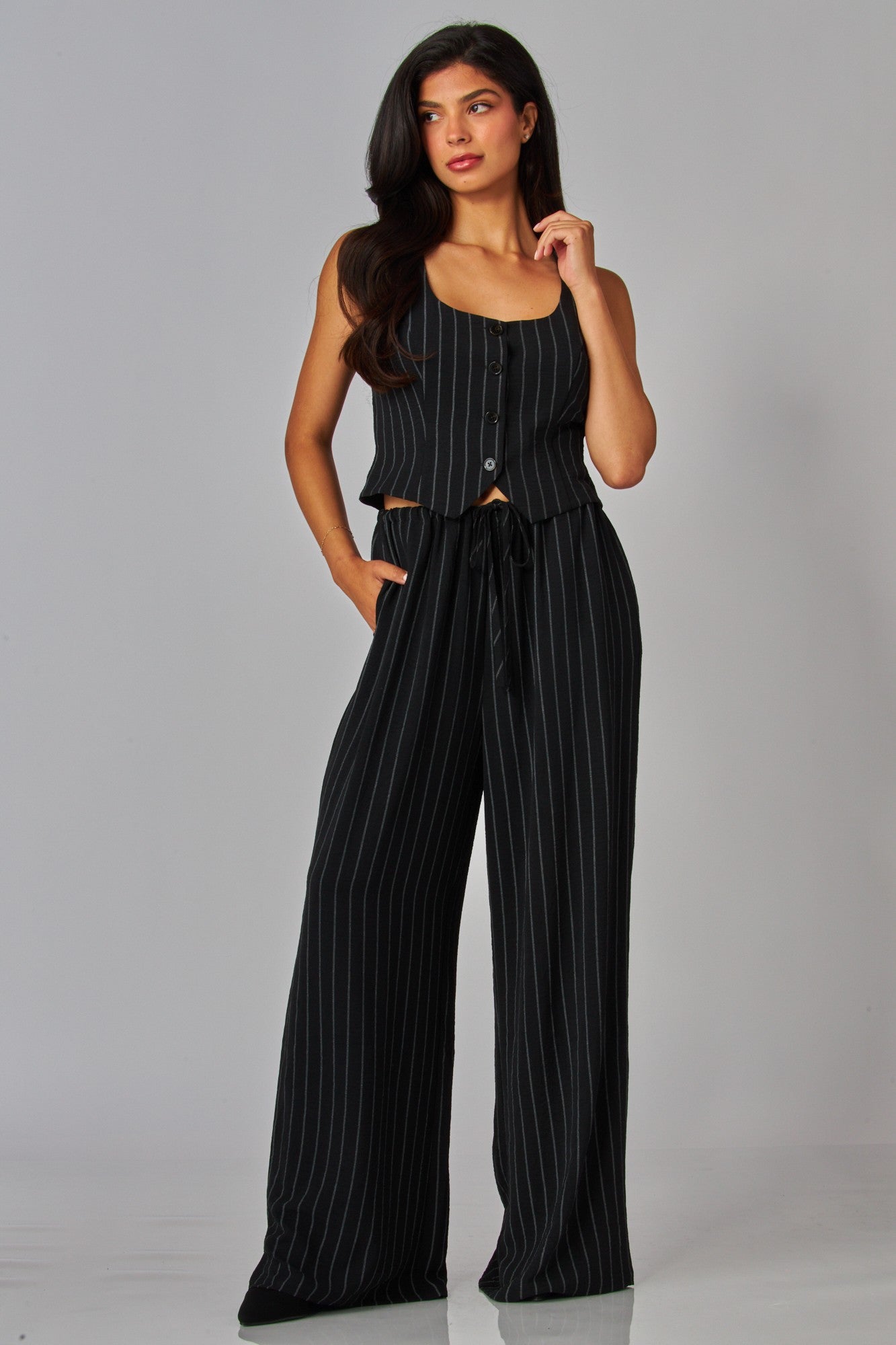 Set de tirantes con botones y pantalón palazzo a rayas