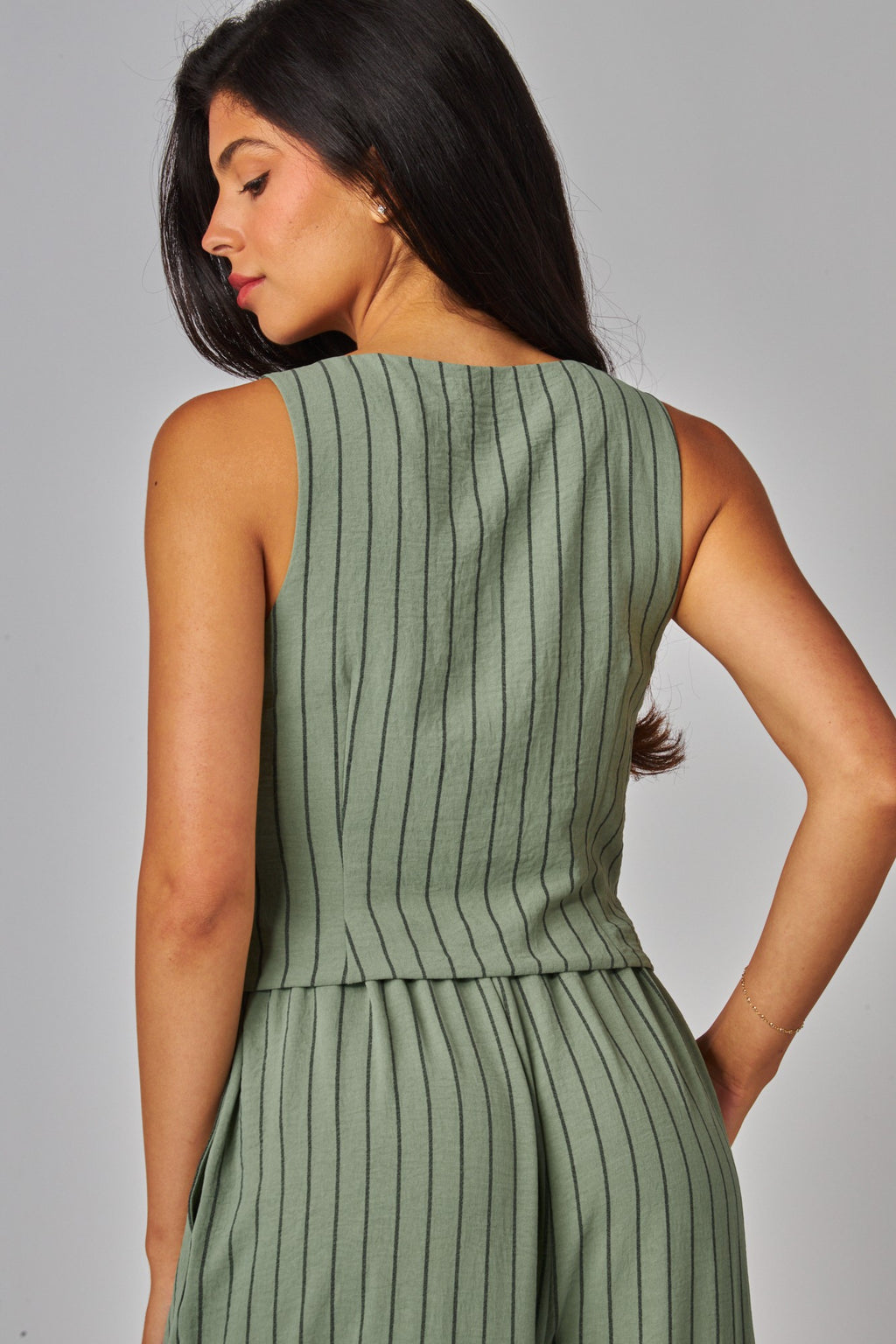 Set de tirantes con botones y pantalón palazzo a rayas
