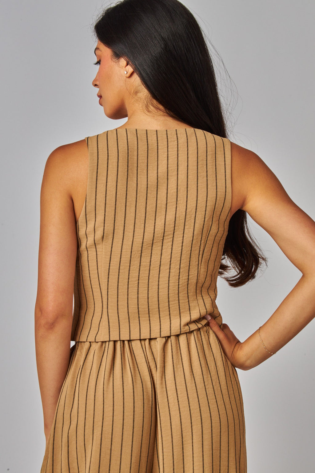 Set de tirantes con botones y pantalón palazzo a rayas