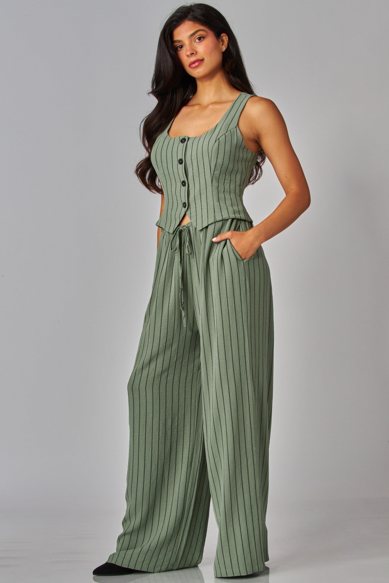 Set de tirantes con botones y pantalón palazzo a rayas