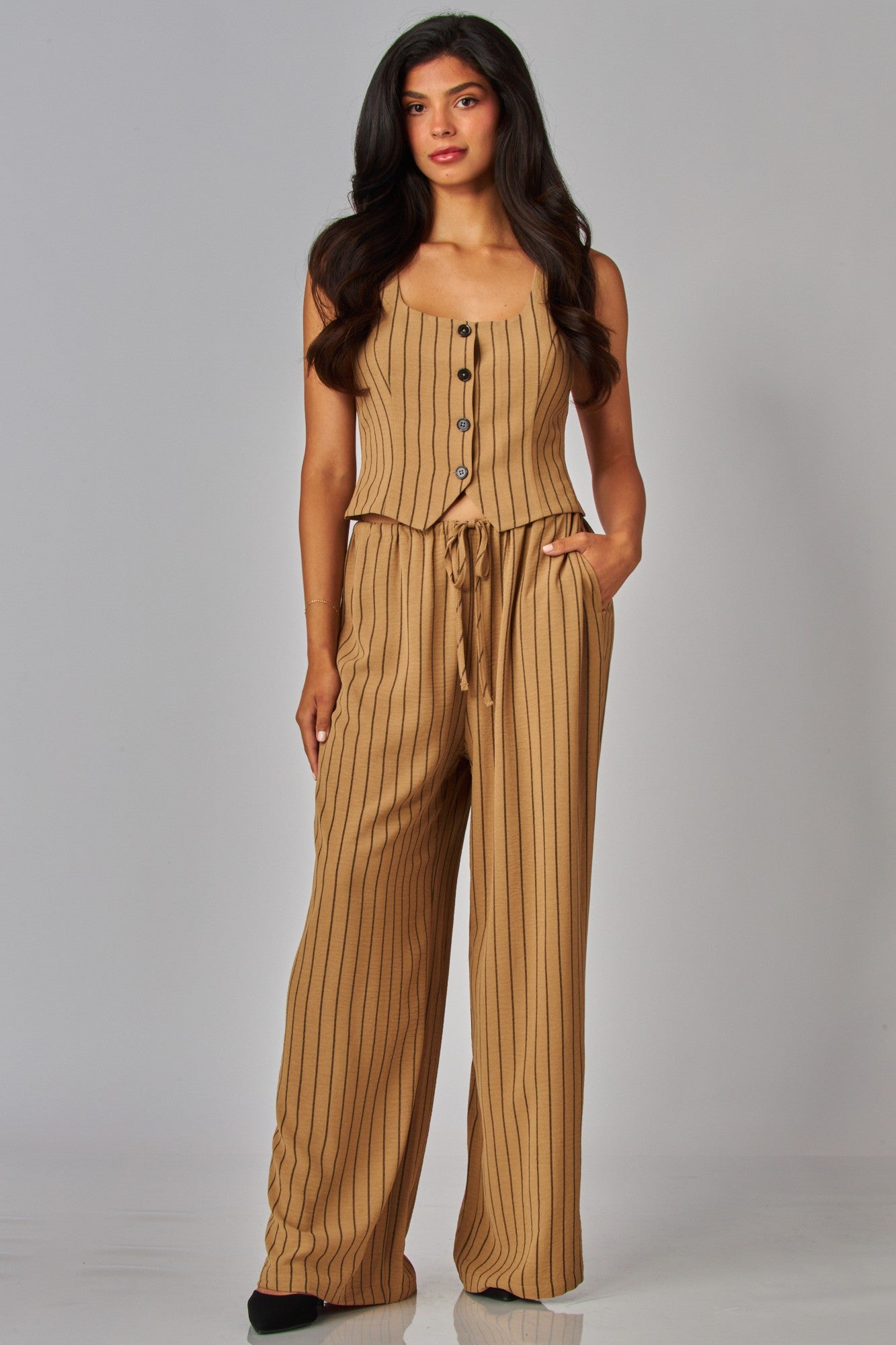 Set de tirantes con botones y pantalón palazzo a rayas