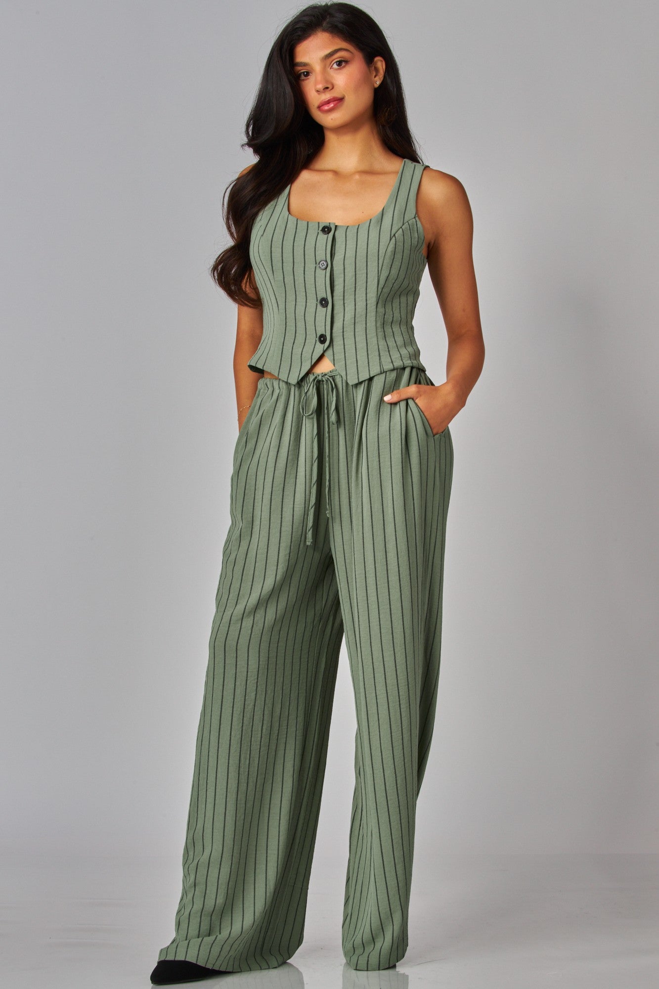 Set de tirantes con botones y pantalón palazzo a rayas