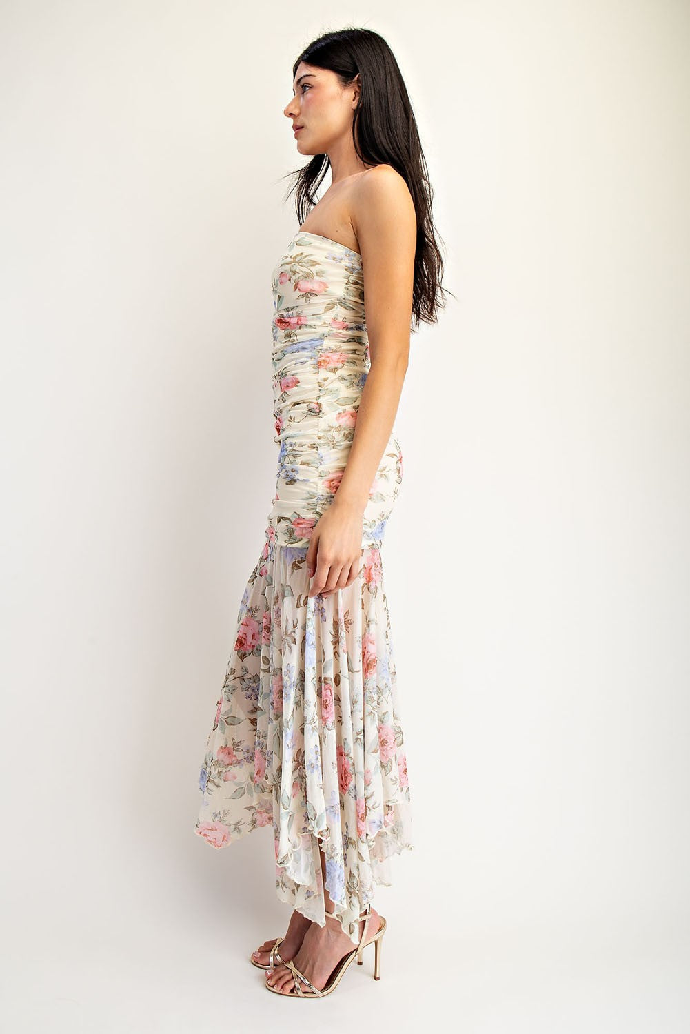 Vestido largo strapless con caída fluida y estampado floral