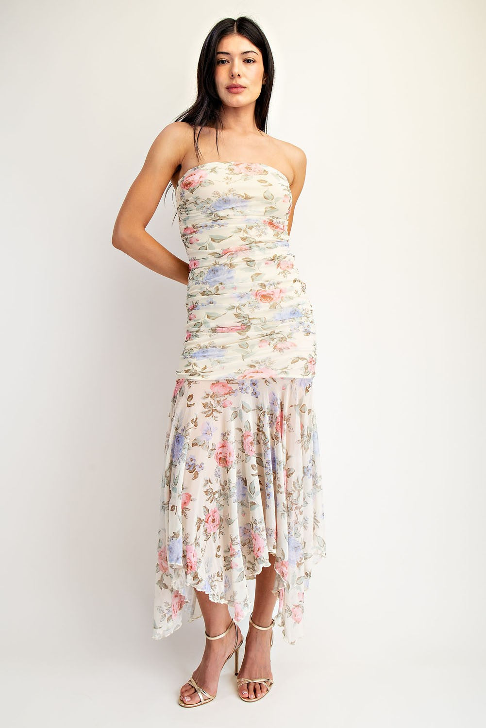 Vestido largo strapless con caída fluida y estampado floral