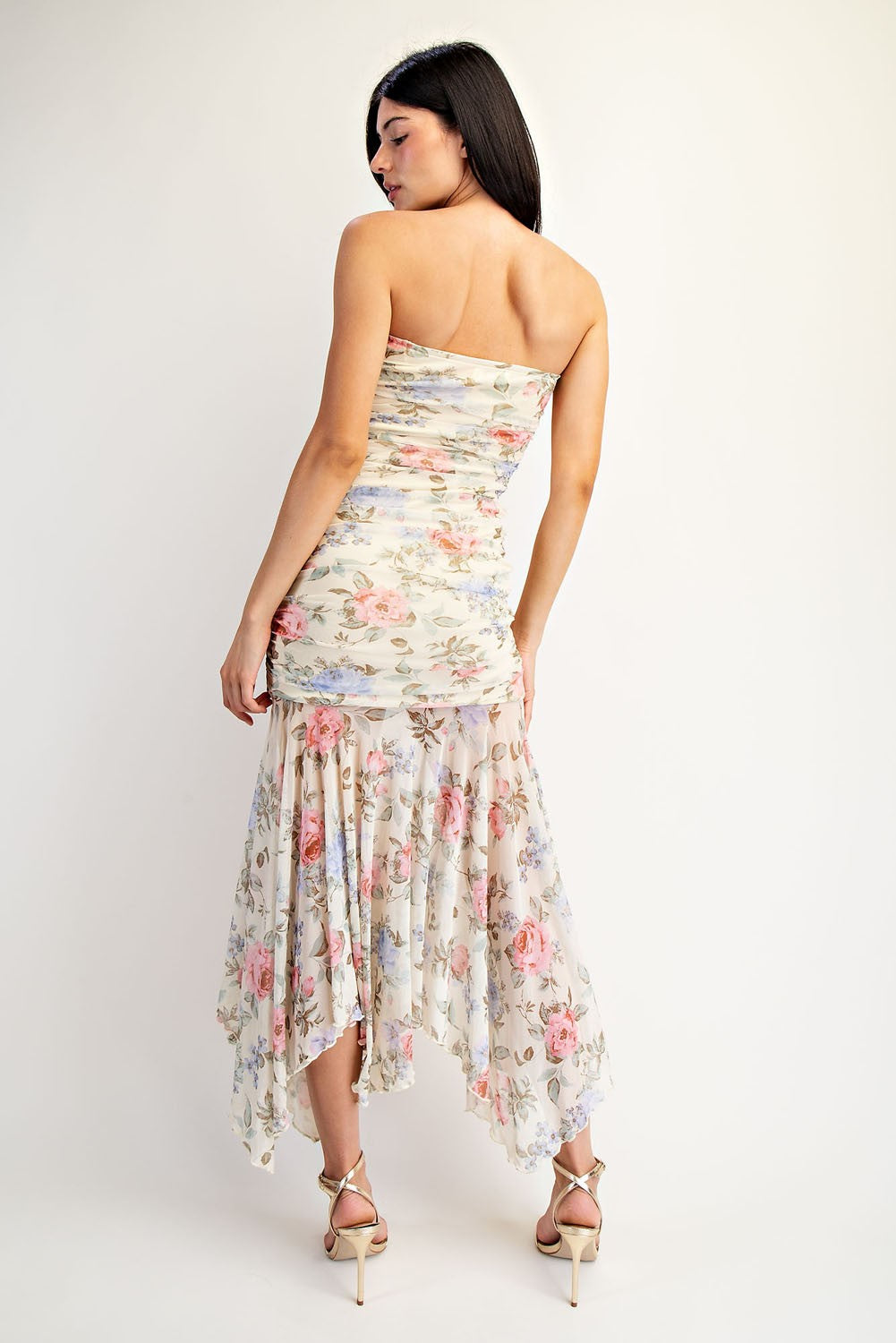 Vestido largo strapless con caída fluida y estampado floral