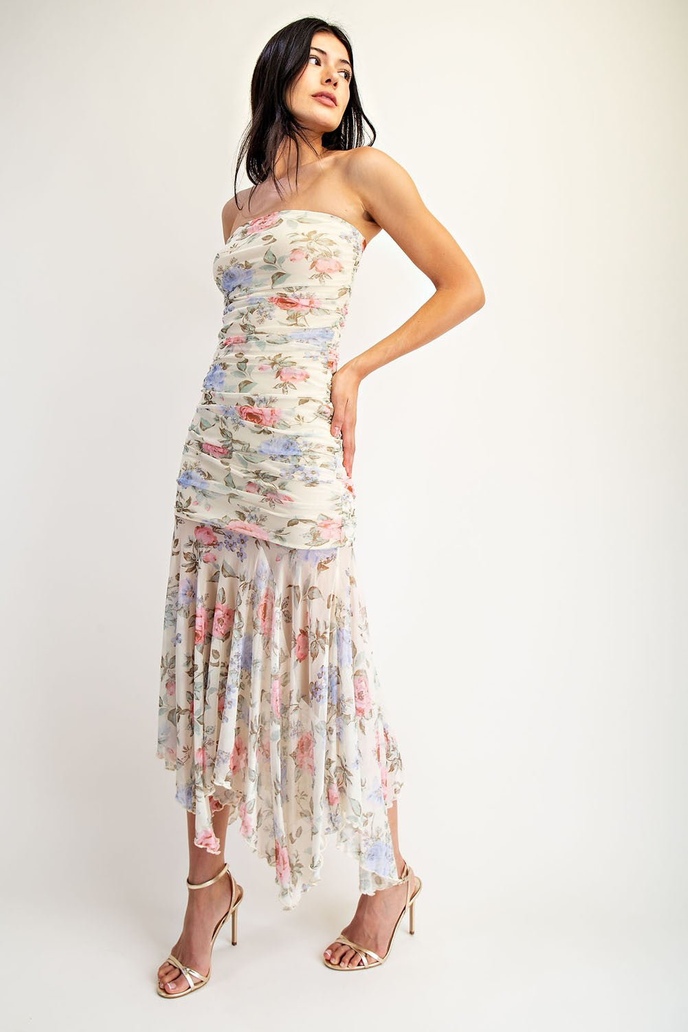 Vestido largo strapless con caída fluida y estampado floral