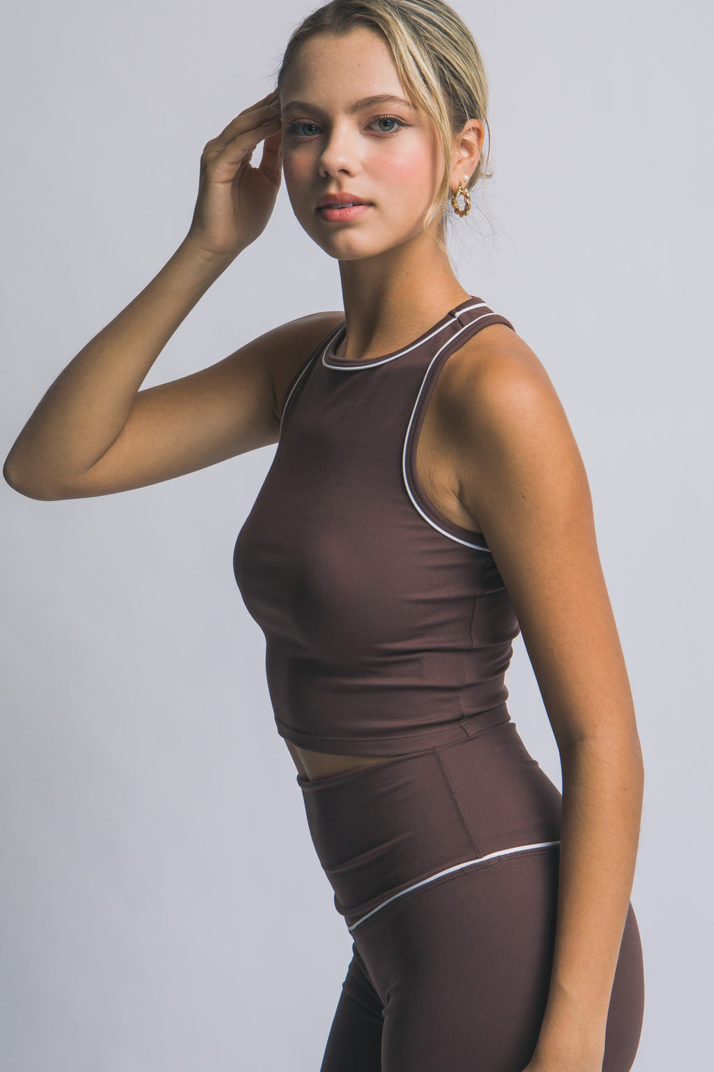 Top deportivo con escote alto y costuras decorativas