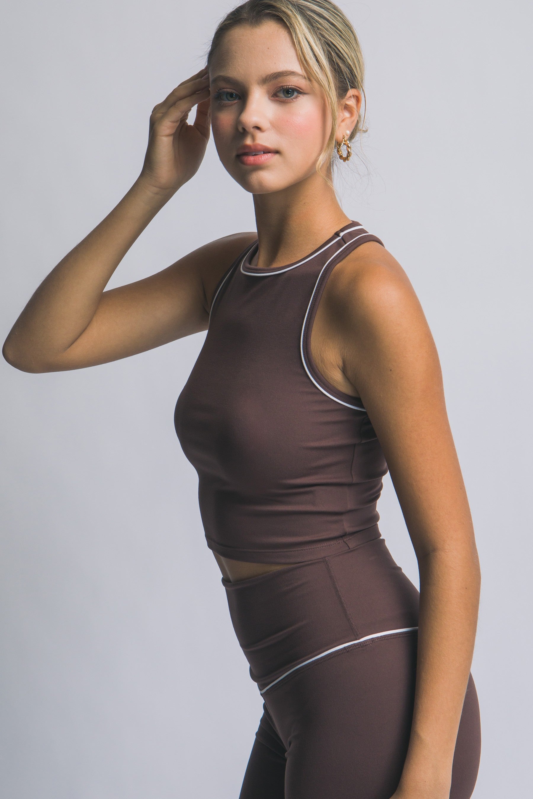 Top deportivo con escote alto y costuras decorativas