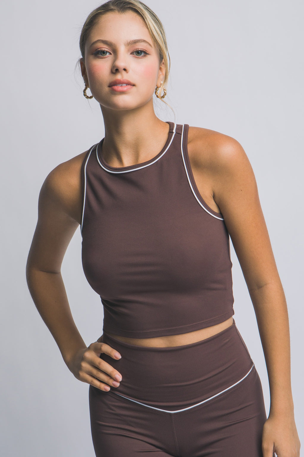 Top deportivo con escote alto y costuras decorativas