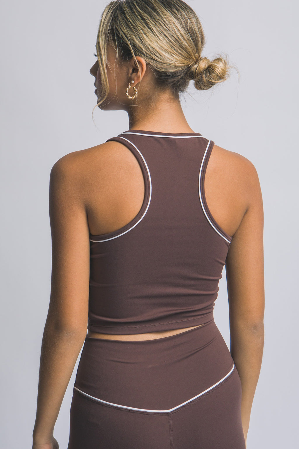 Top deportivo con escote alto y costuras decorativas