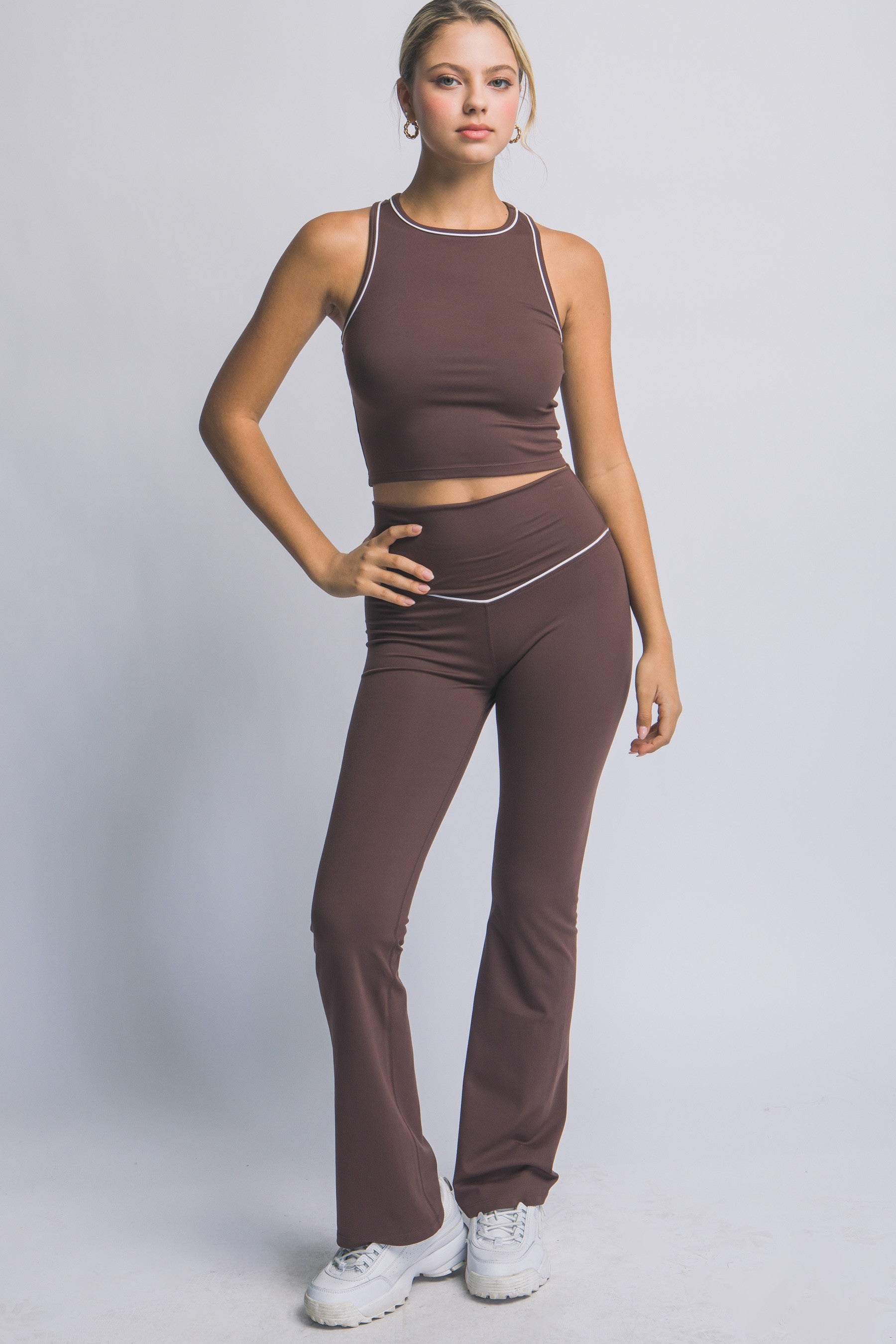 Top deportivo con escote alto y costuras decorativas