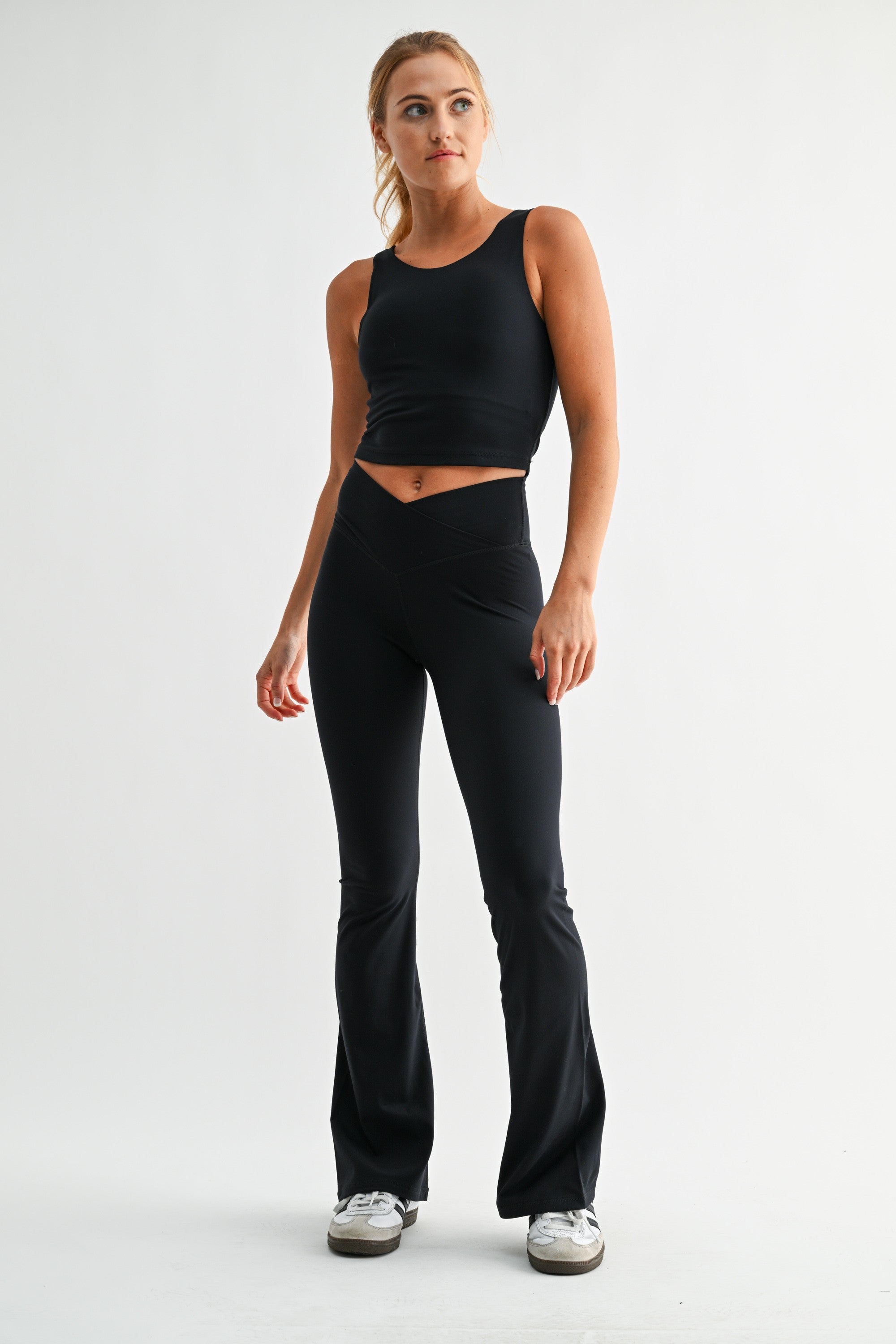 Malla deportiva pretina cruzada flare fit