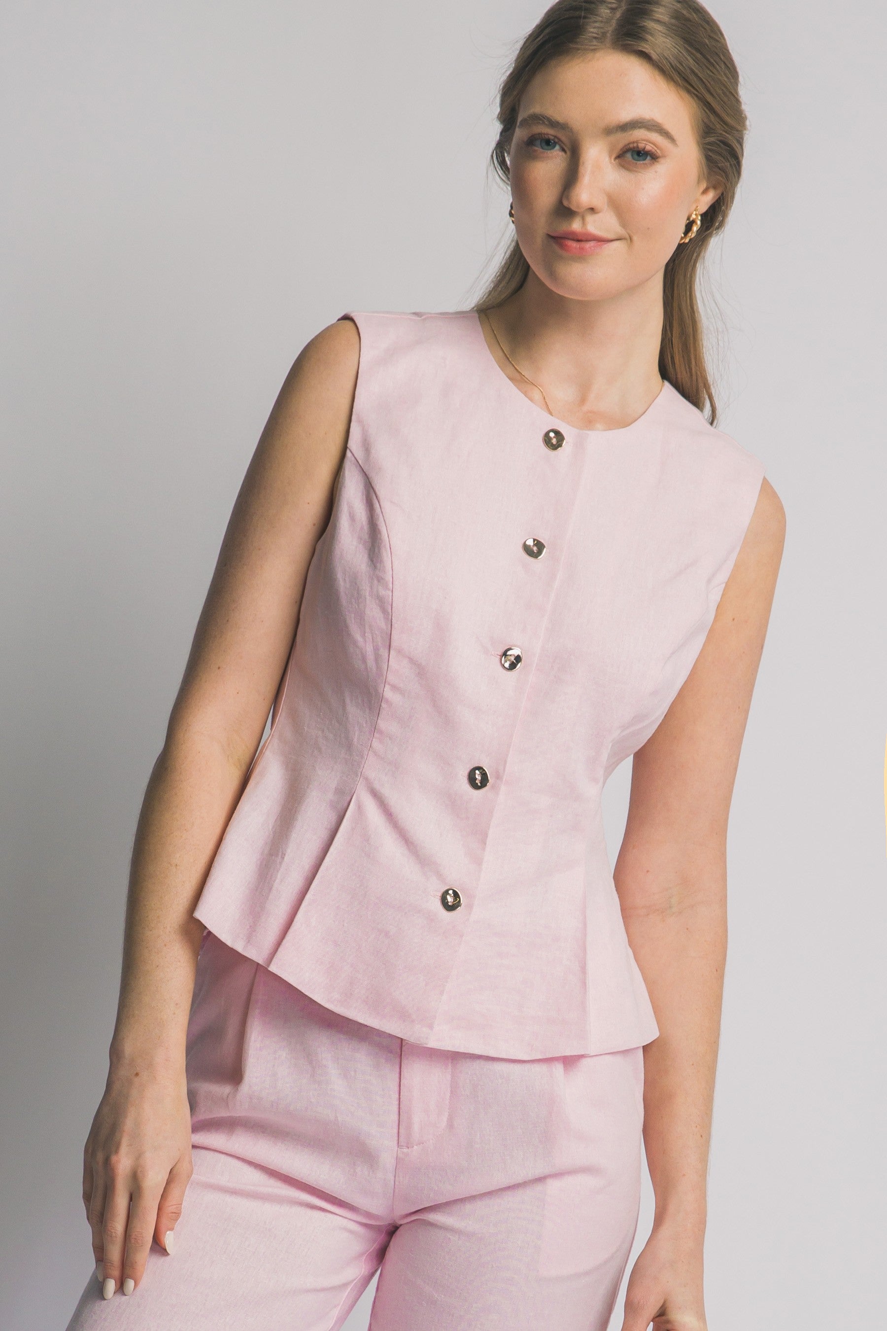 Chaleco sin mangas con botones metálicos y pinzas estilizadas