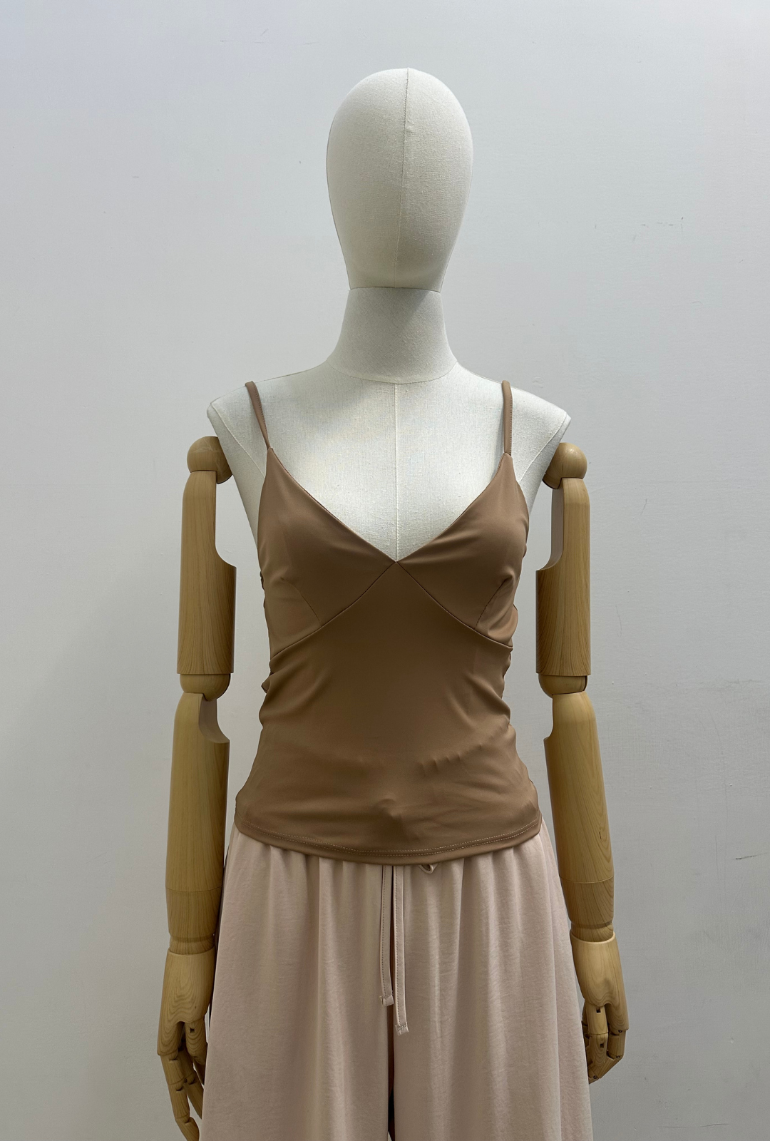 Blusa de tirantes con escote en V