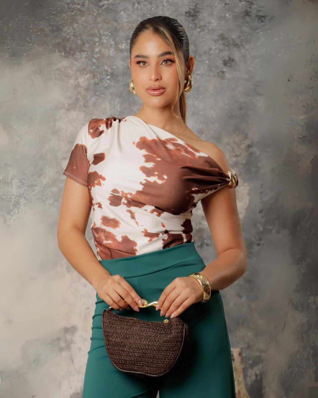 Blusa asimétrica con argollas metálicas