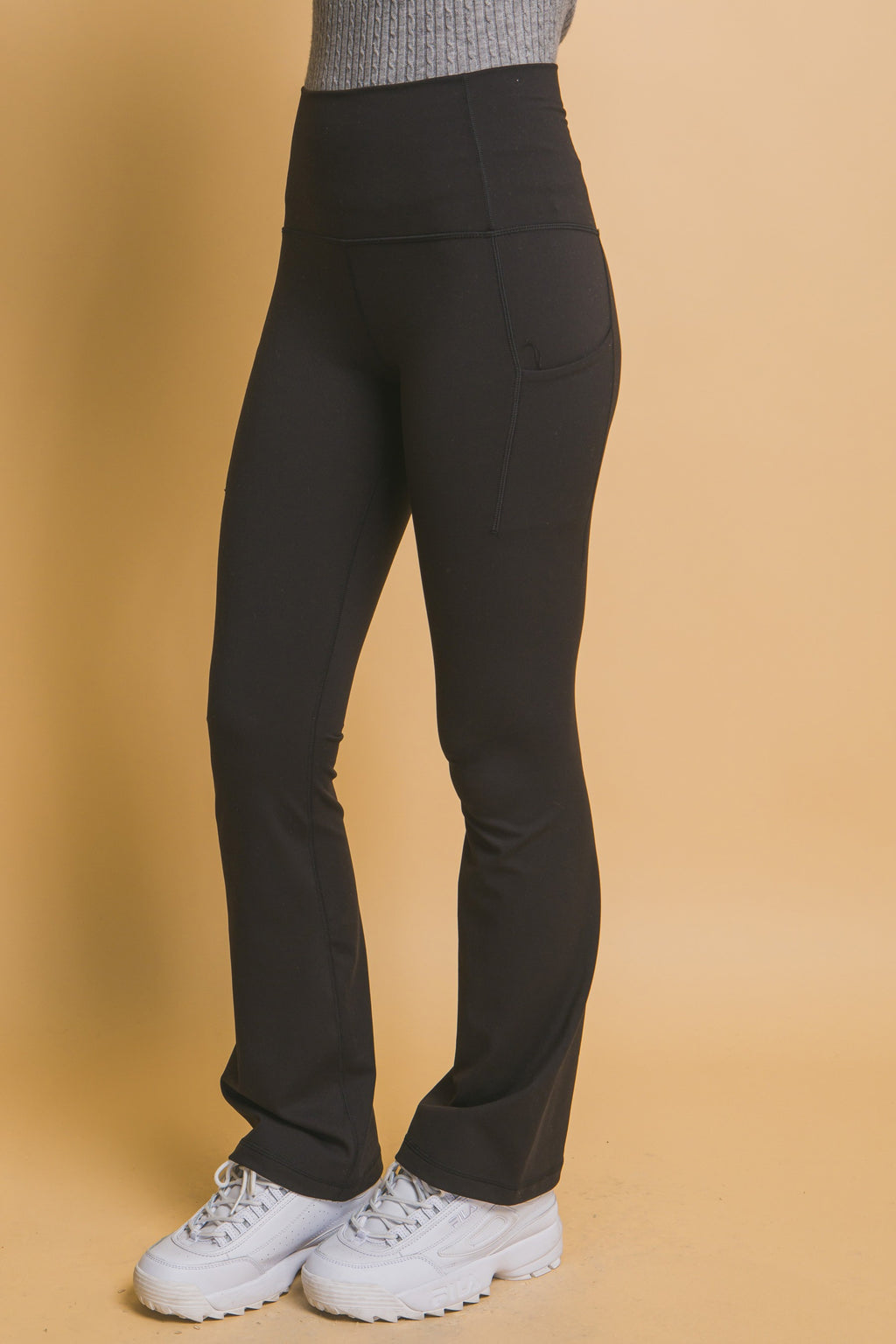 Licra deportiva con corte flare y bolsillo lateral