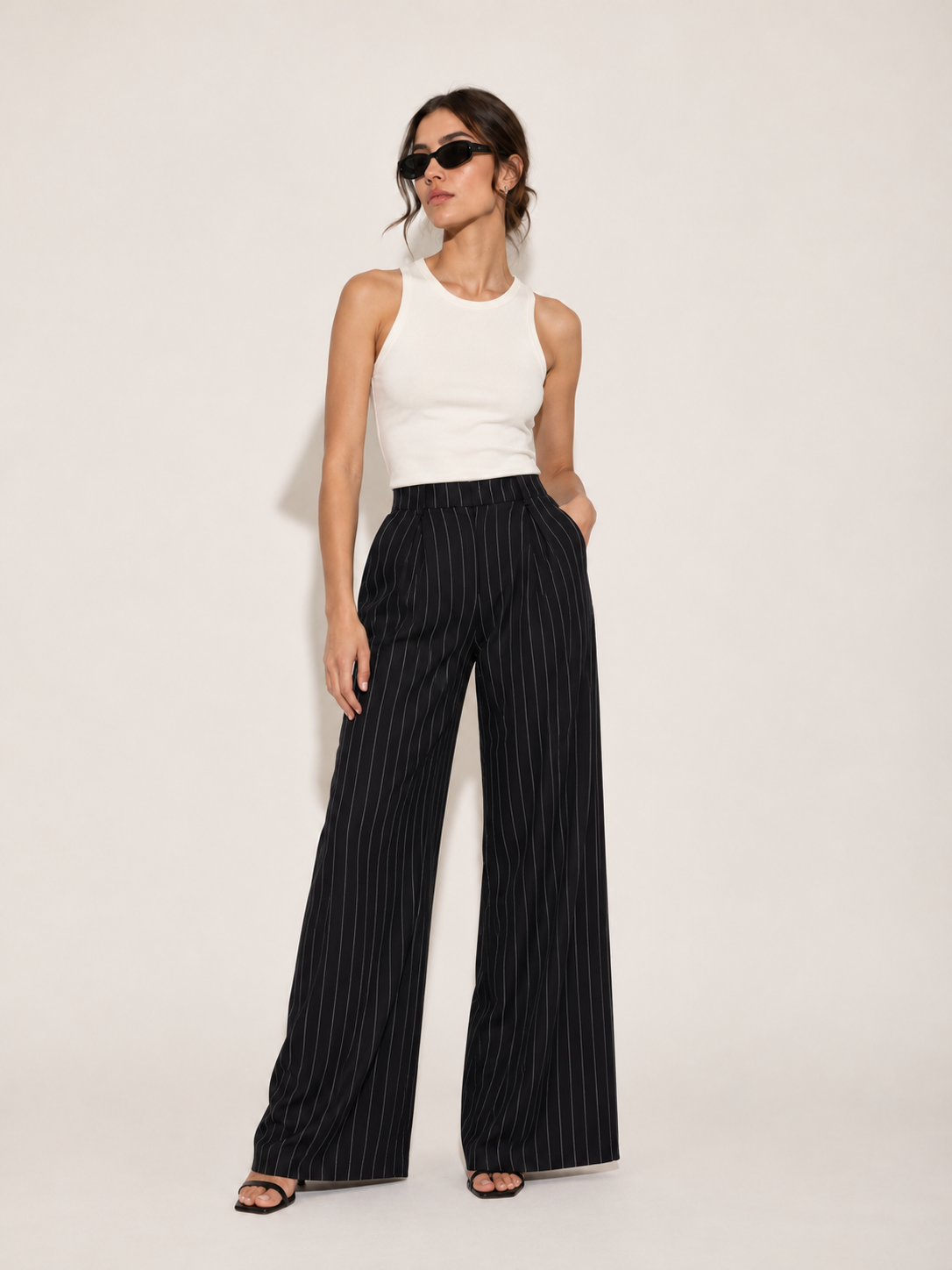 Pantalón con botón y pinzas — Vista completa