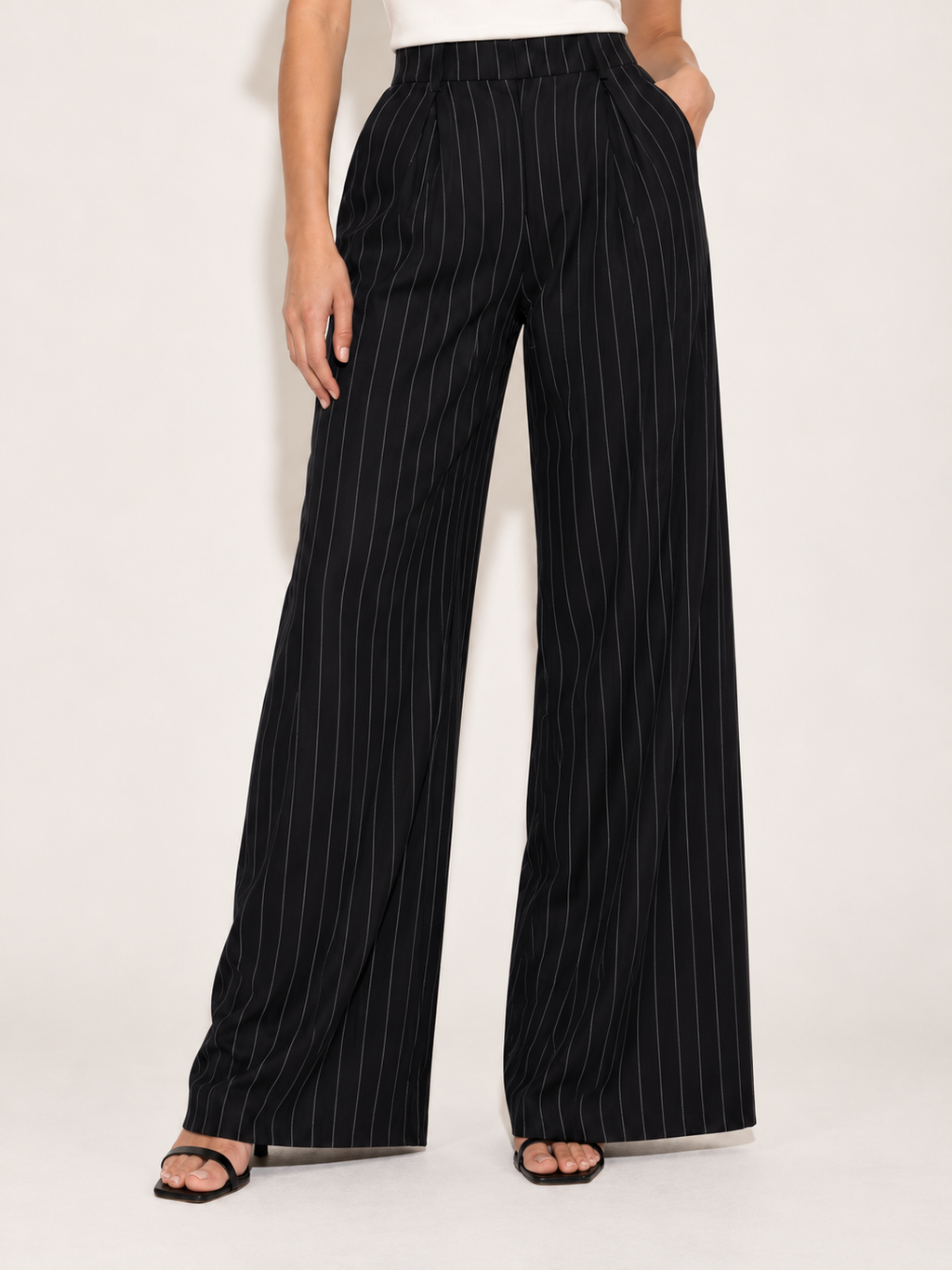 Pantalón con botón y pinzas — Detalle de la prenda