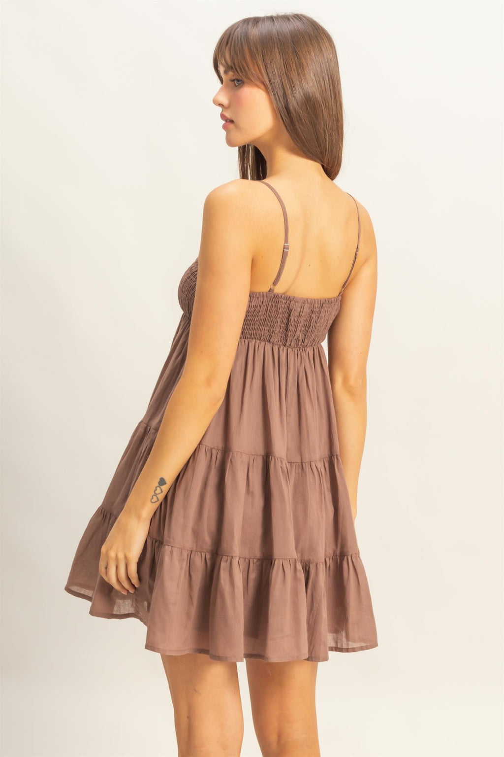Vestido Corto con Tirantes y Detalle Fruncido