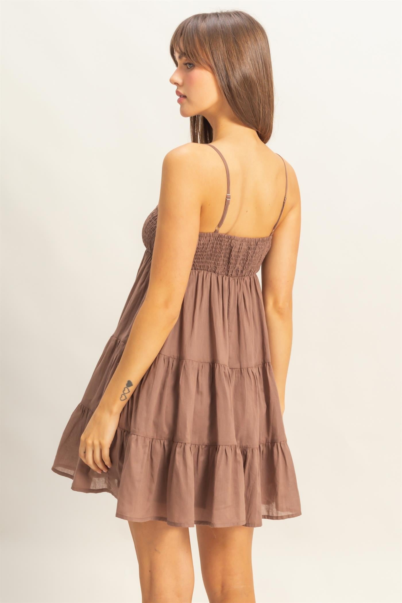 Vestido Corto con Tirantes y Detalle Fruncido