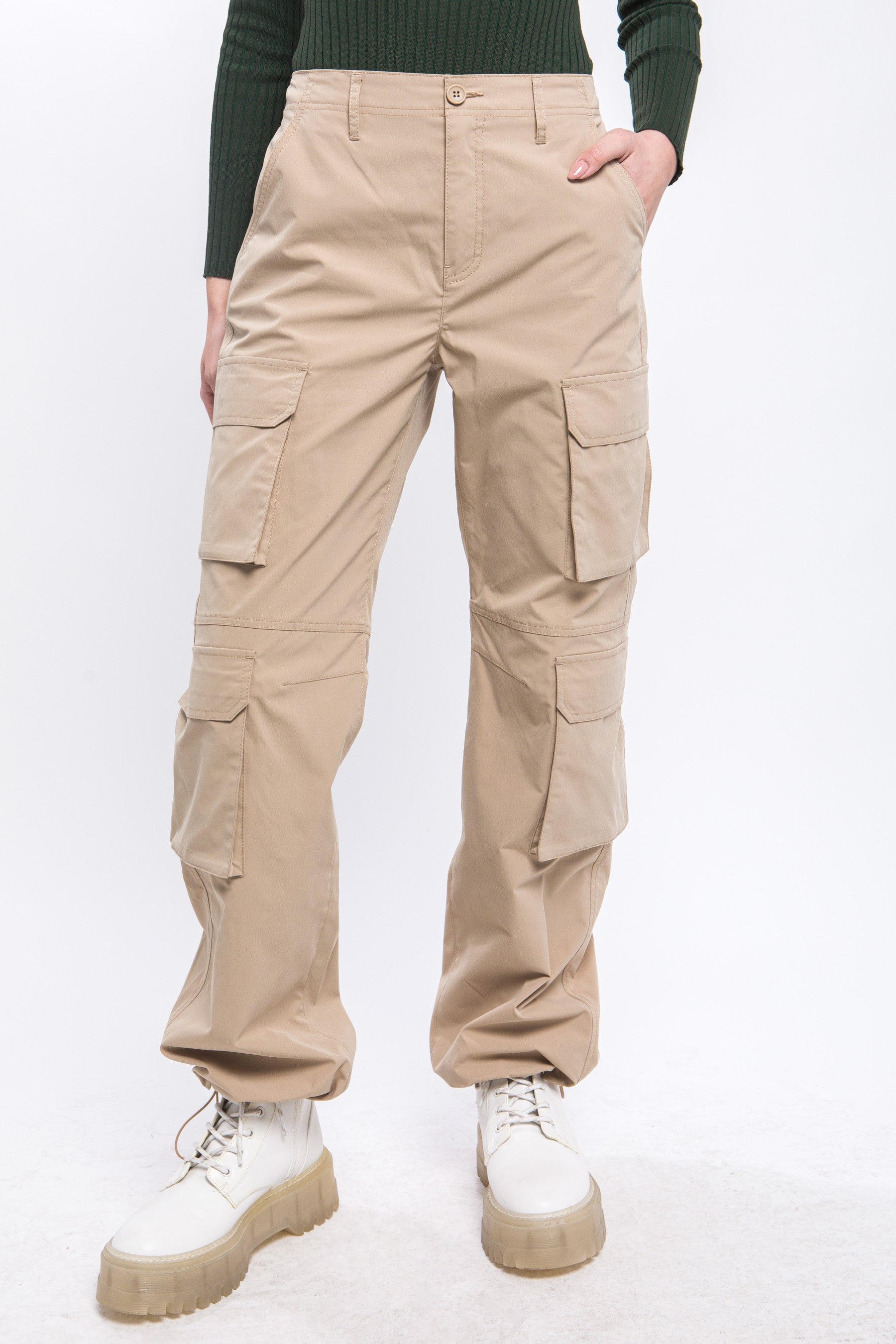 Pantalón cargo con bolsillos y pretina ajustable