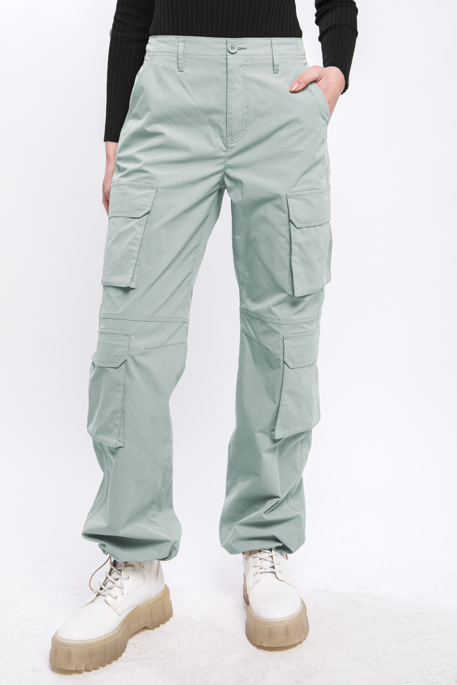 Pantalón cargo con bolsillos y pretina ajustable