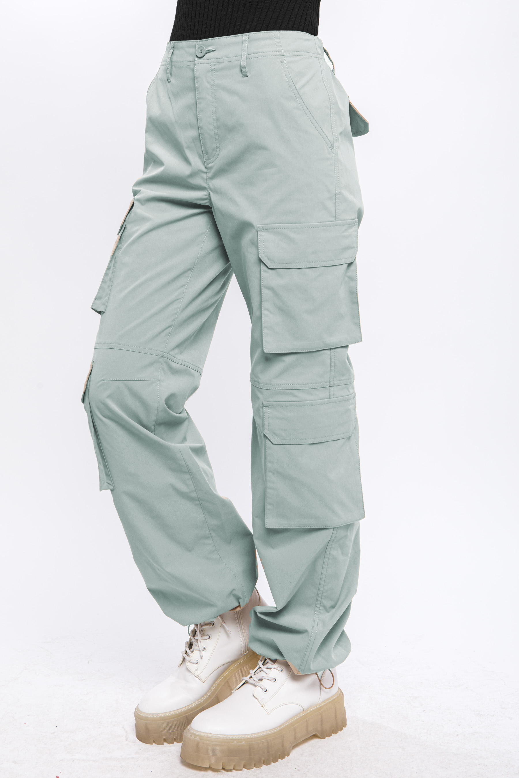 Pantalón cargo con bolsillos y pretina ajustable