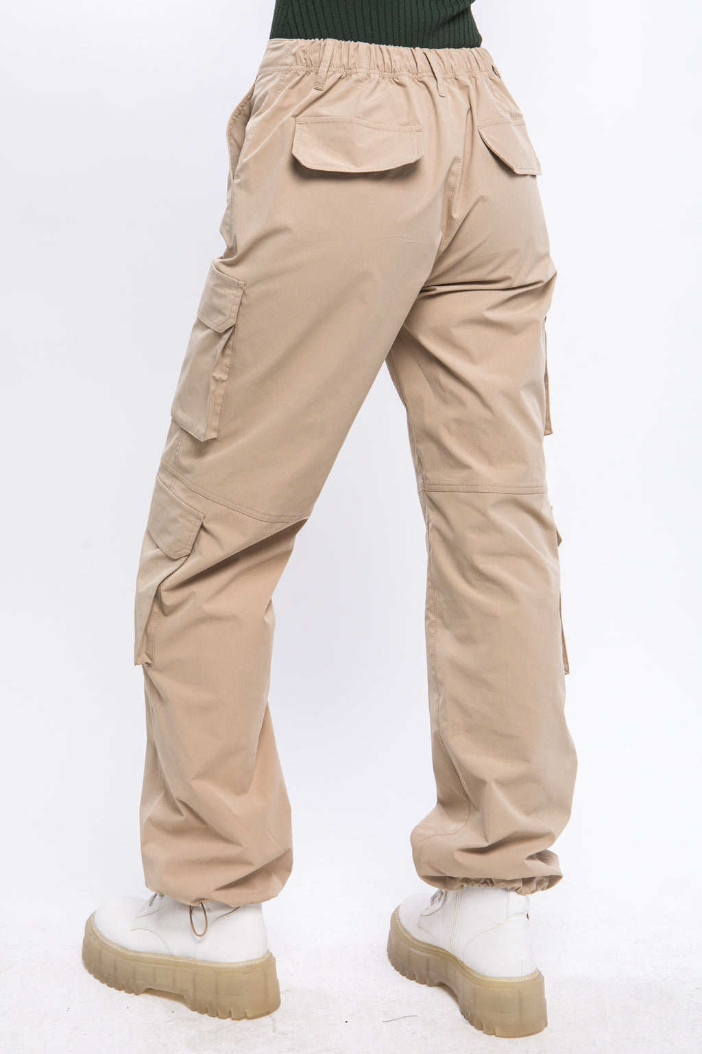 Pantalón cargo con bolsillos y pretina ajustable
