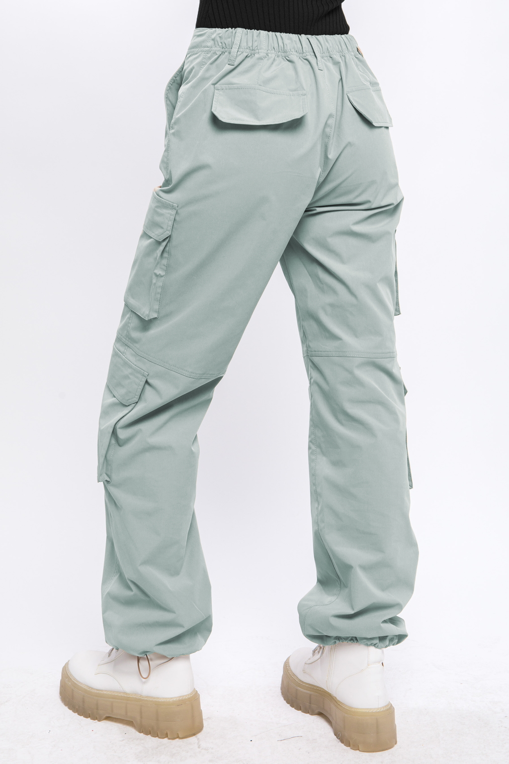 Pantalón cargo con bolsillos y pretina ajustable