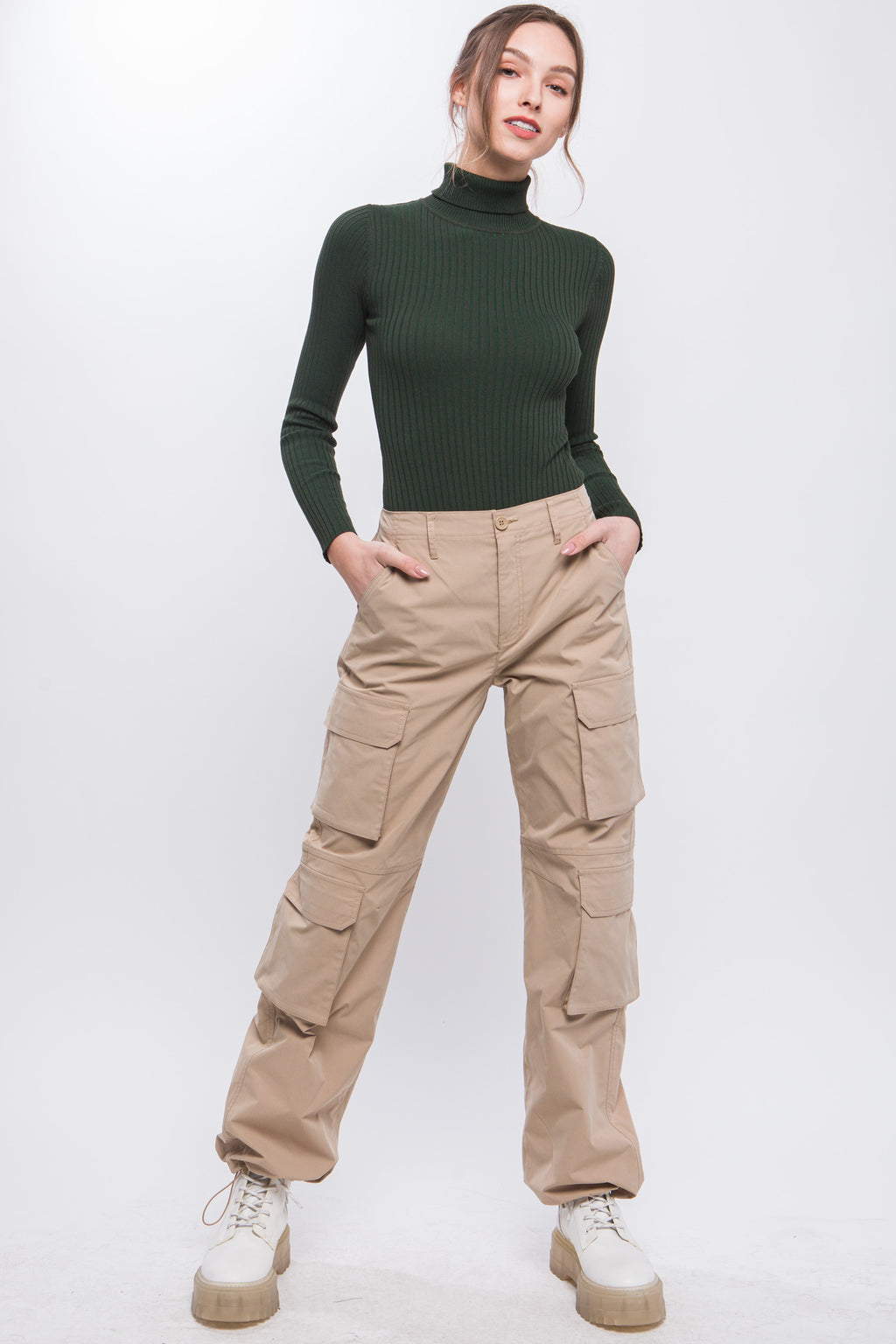 Pantalón cargo con bolsillos y pretina ajustable