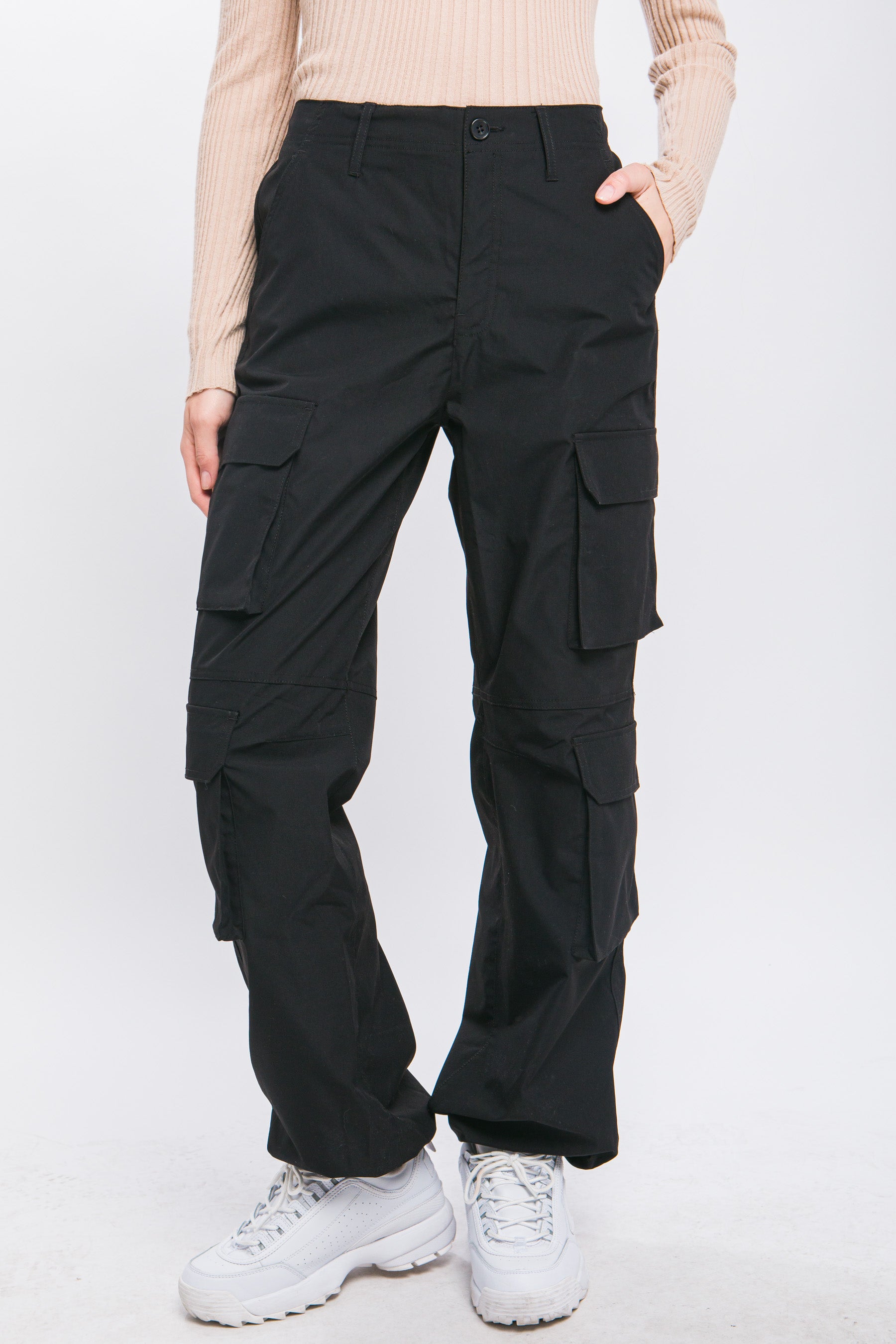 Pantalón cargo con bolsillos y pretina ajustable