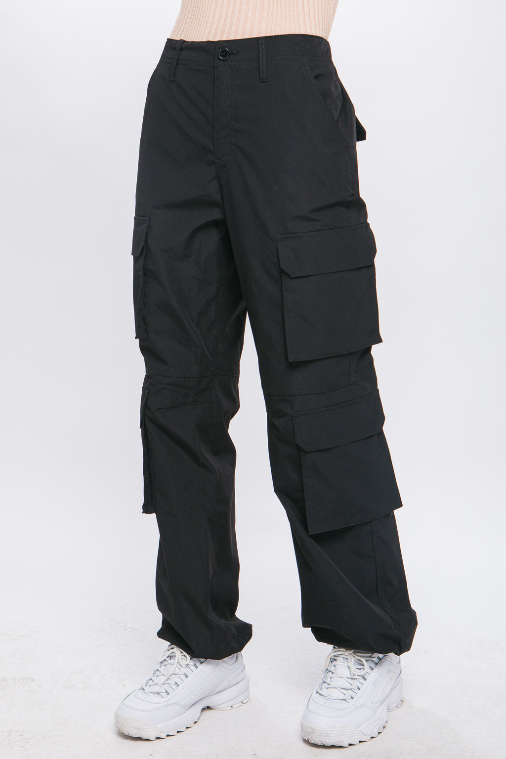 Pantalón cargo con bolsillos y pretina ajustable