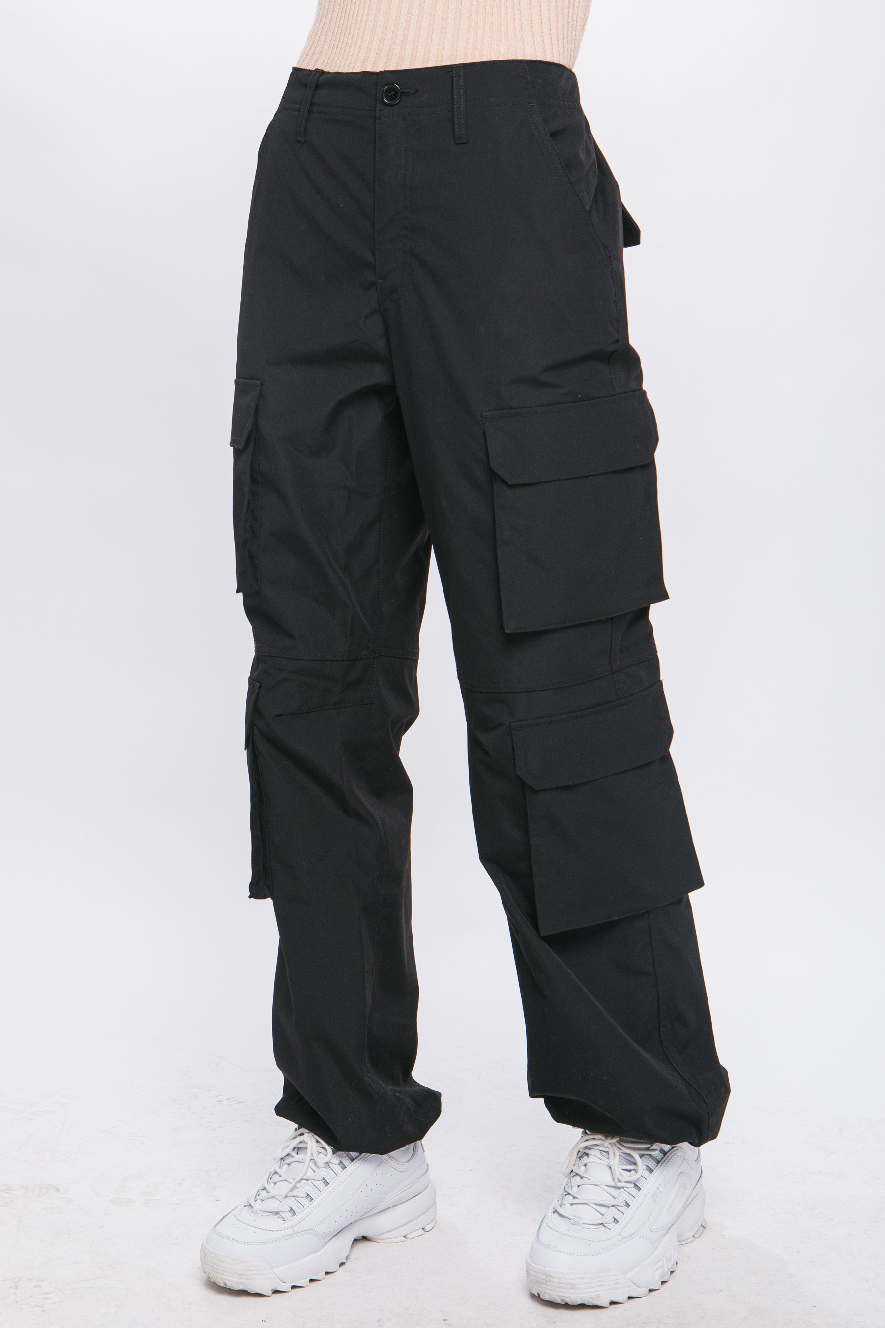 Pantalón cargo con bolsillos y pretina ajustable