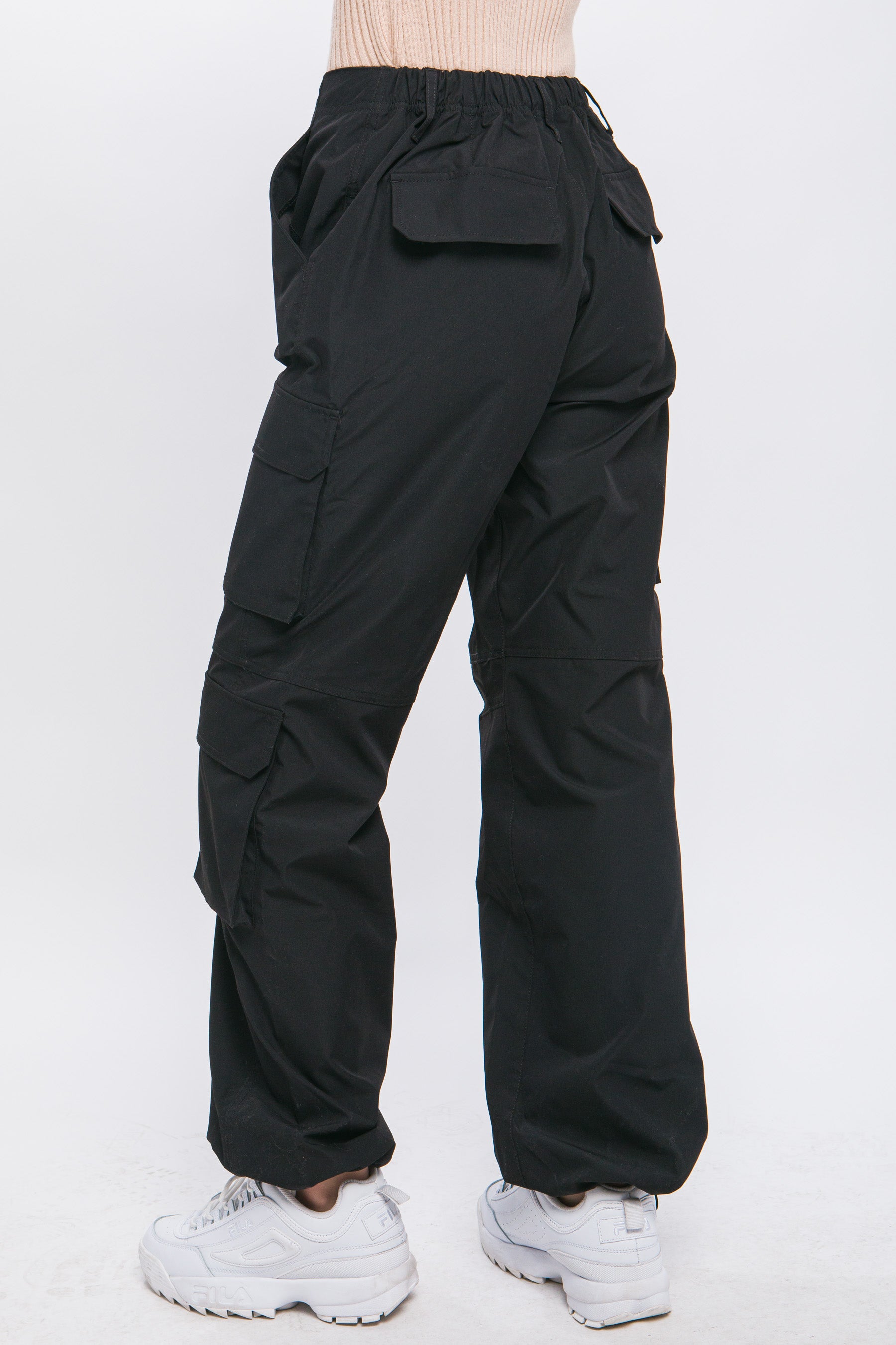 Pantalón cargo con bolsillos y pretina ajustable
