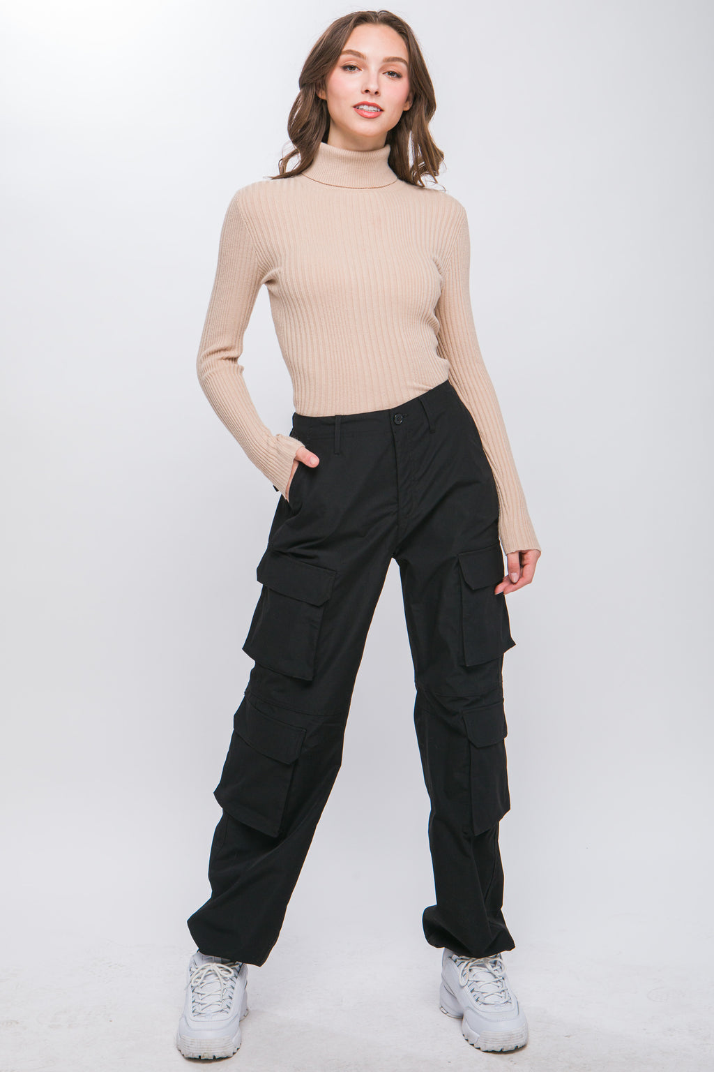 Pantalón cargo con bolsillos y pretina ajustable