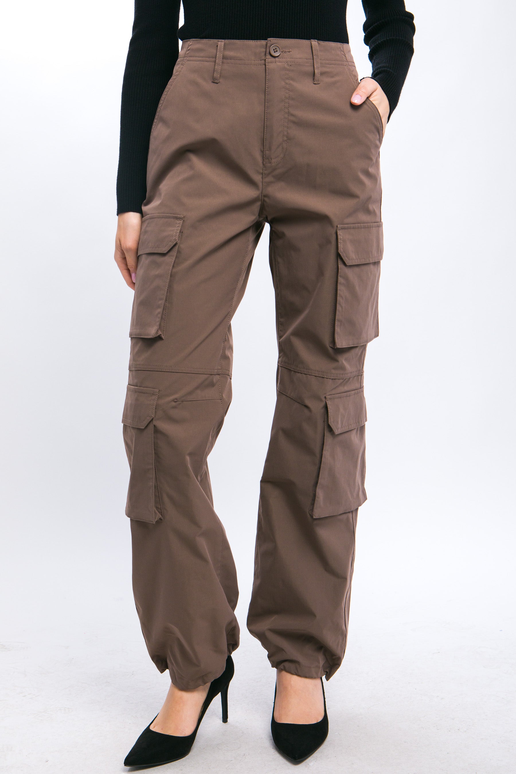 Pantalón cargo con bolsillos y pretina ajustable