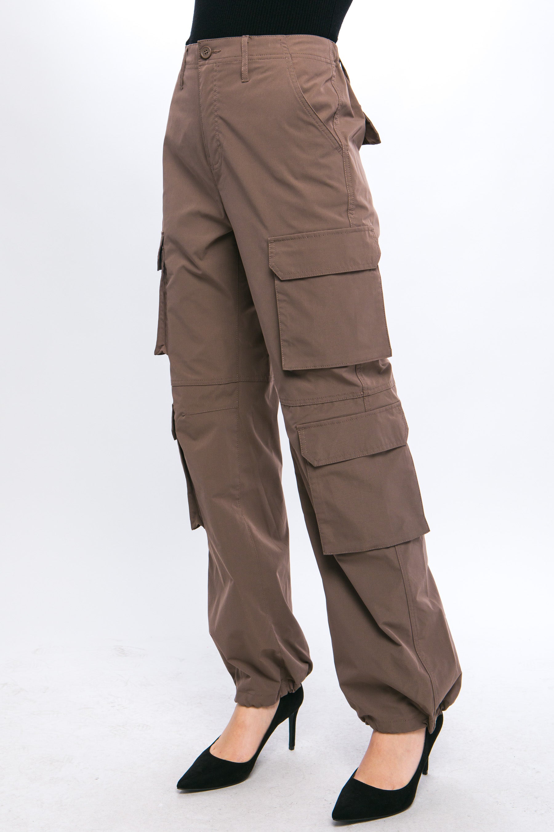 Pantalón cargo con bolsillos y pretina ajustable