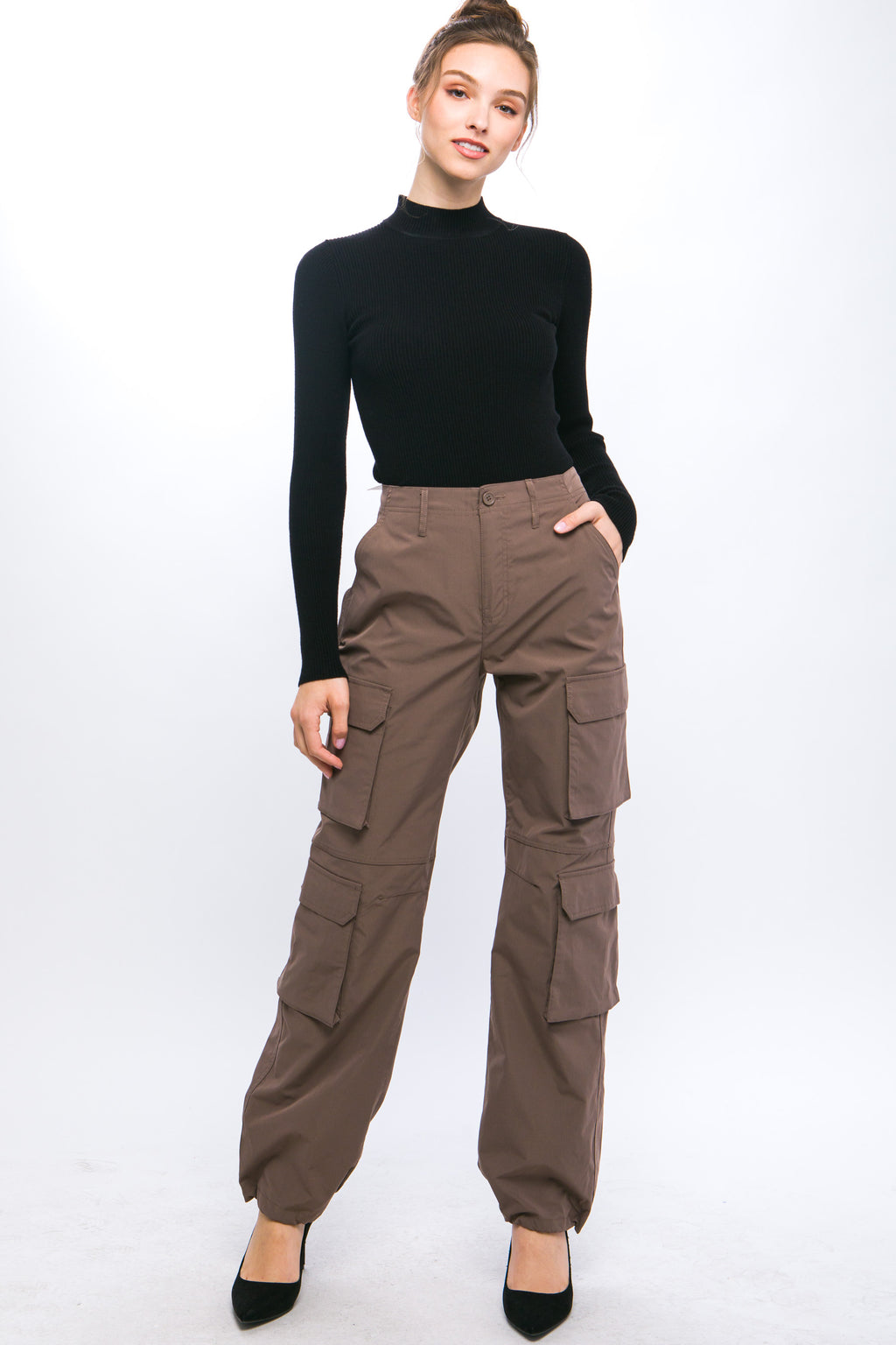 Pantalón cargo con bolsillos y pretina ajustable