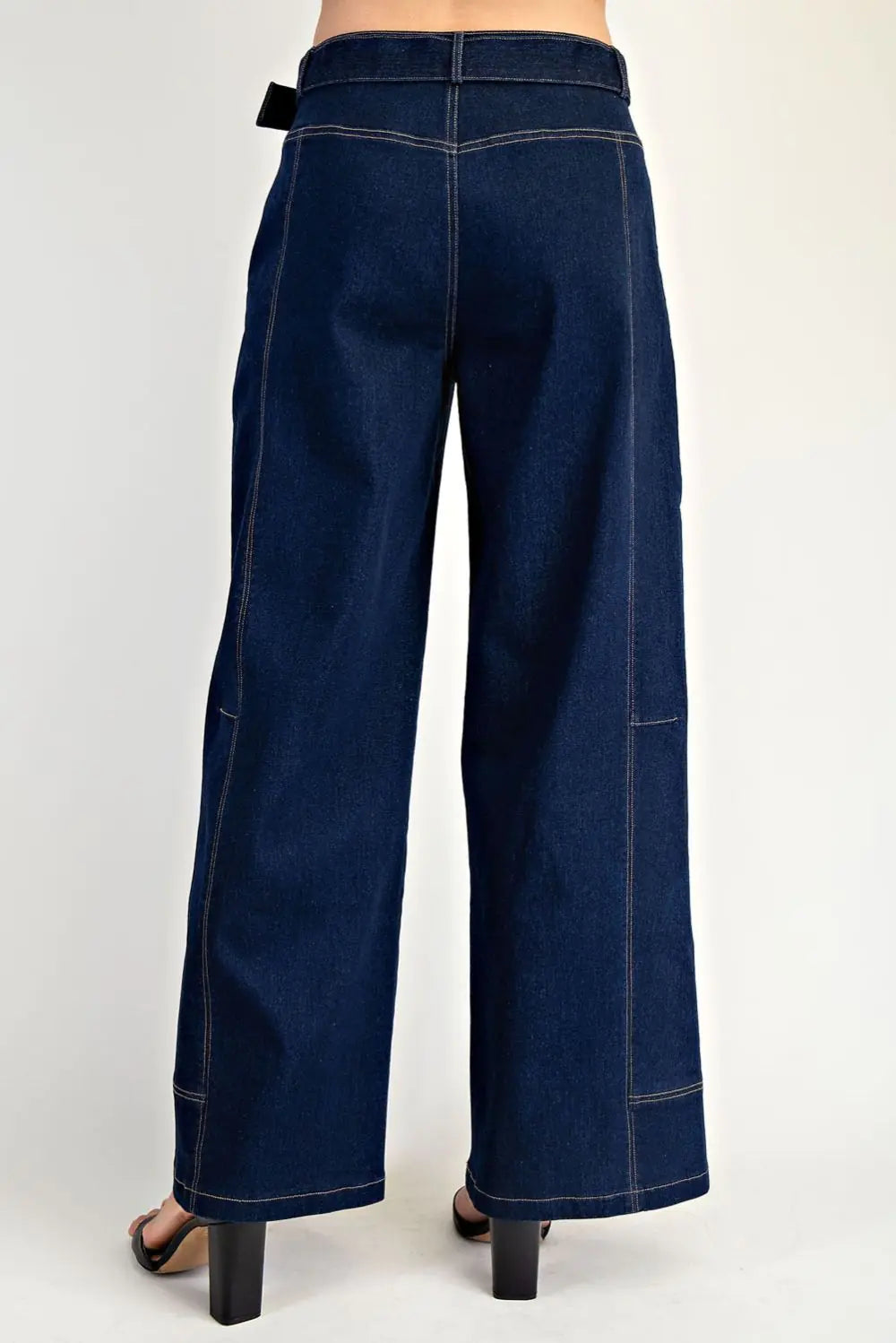 Pantalón de mezclilla corte recto con cinturón integrado