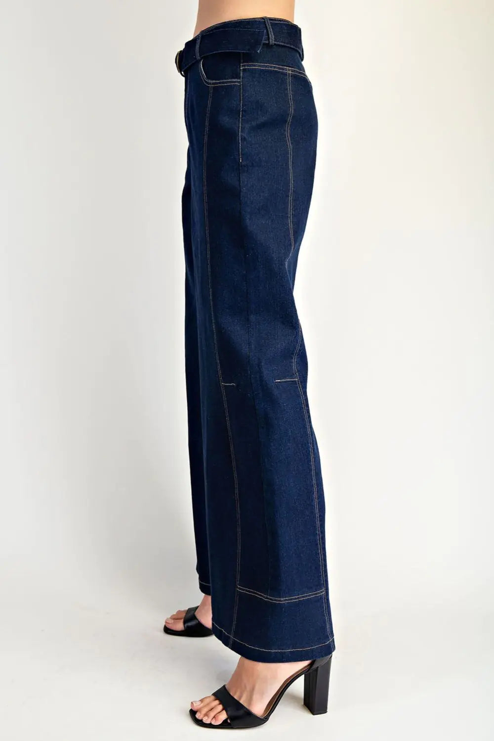 Pantalón de mezclilla corte recto con cinturón integrado