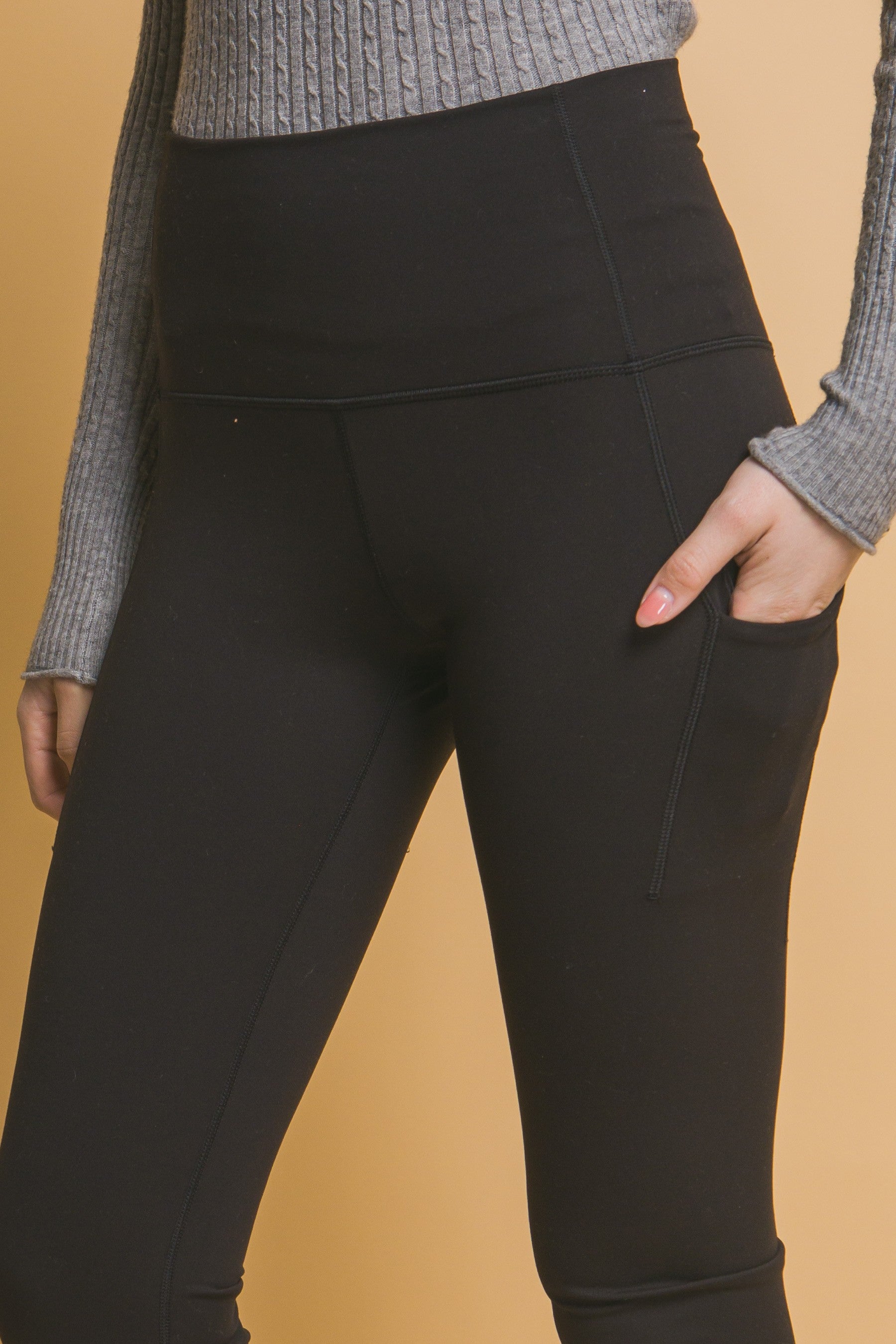 Licra deportiva con corte flare y bolsillo lateral