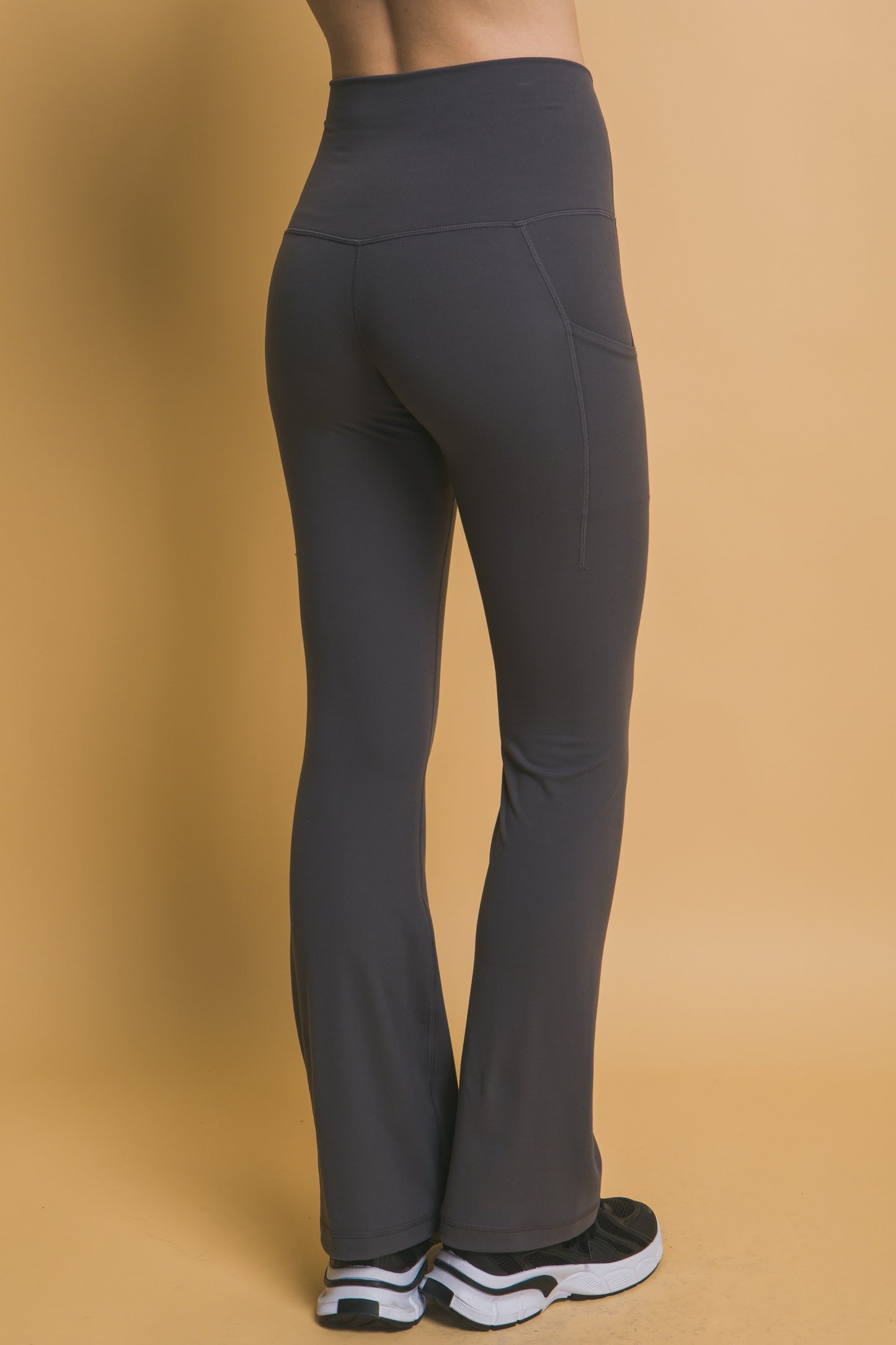 Licra deportiva con corte flare y bolsillo lateral