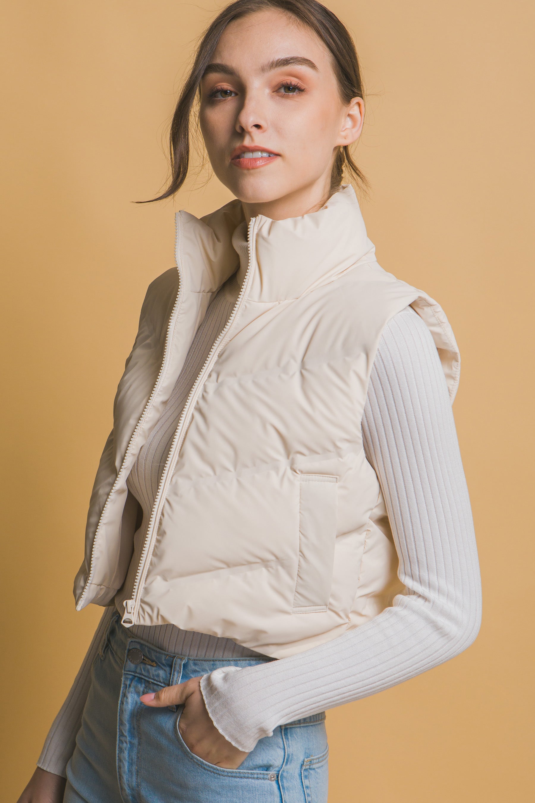 Chaleco acolchado moderno corte corto y cuello alto