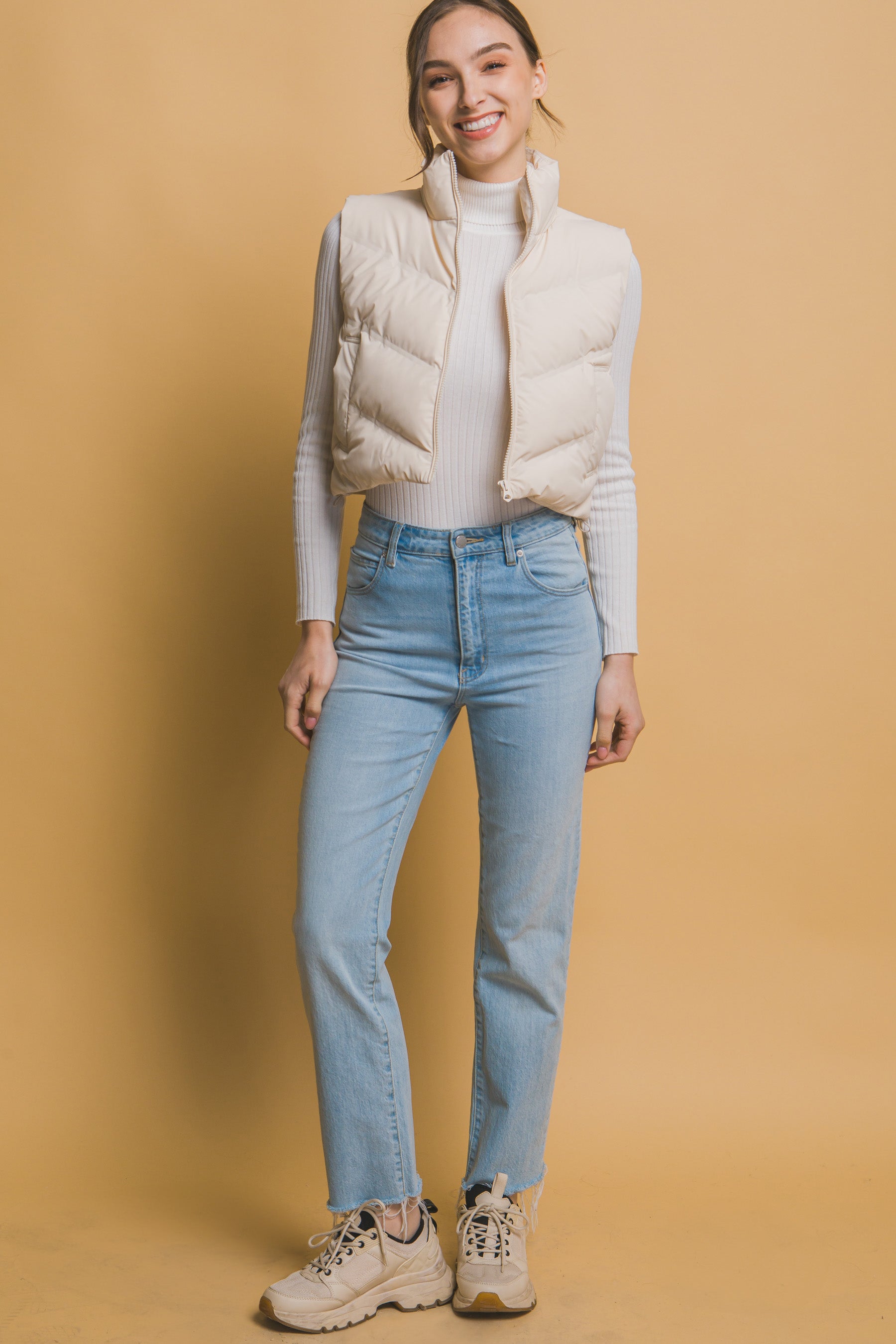 Chaleco acolchado moderno corte corto y cuello alto