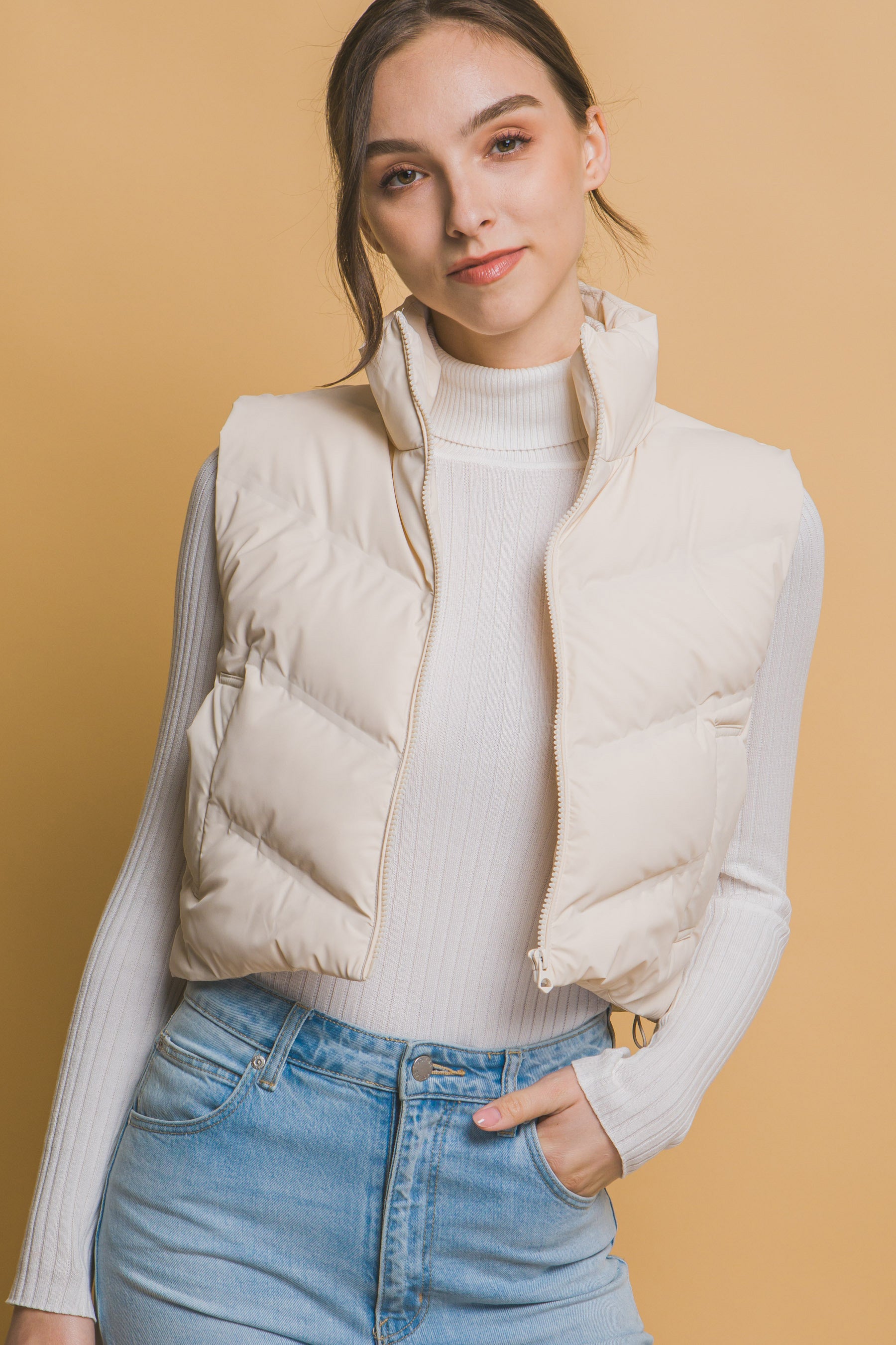 Chaleco acolchado moderno corte corto y cuello alto