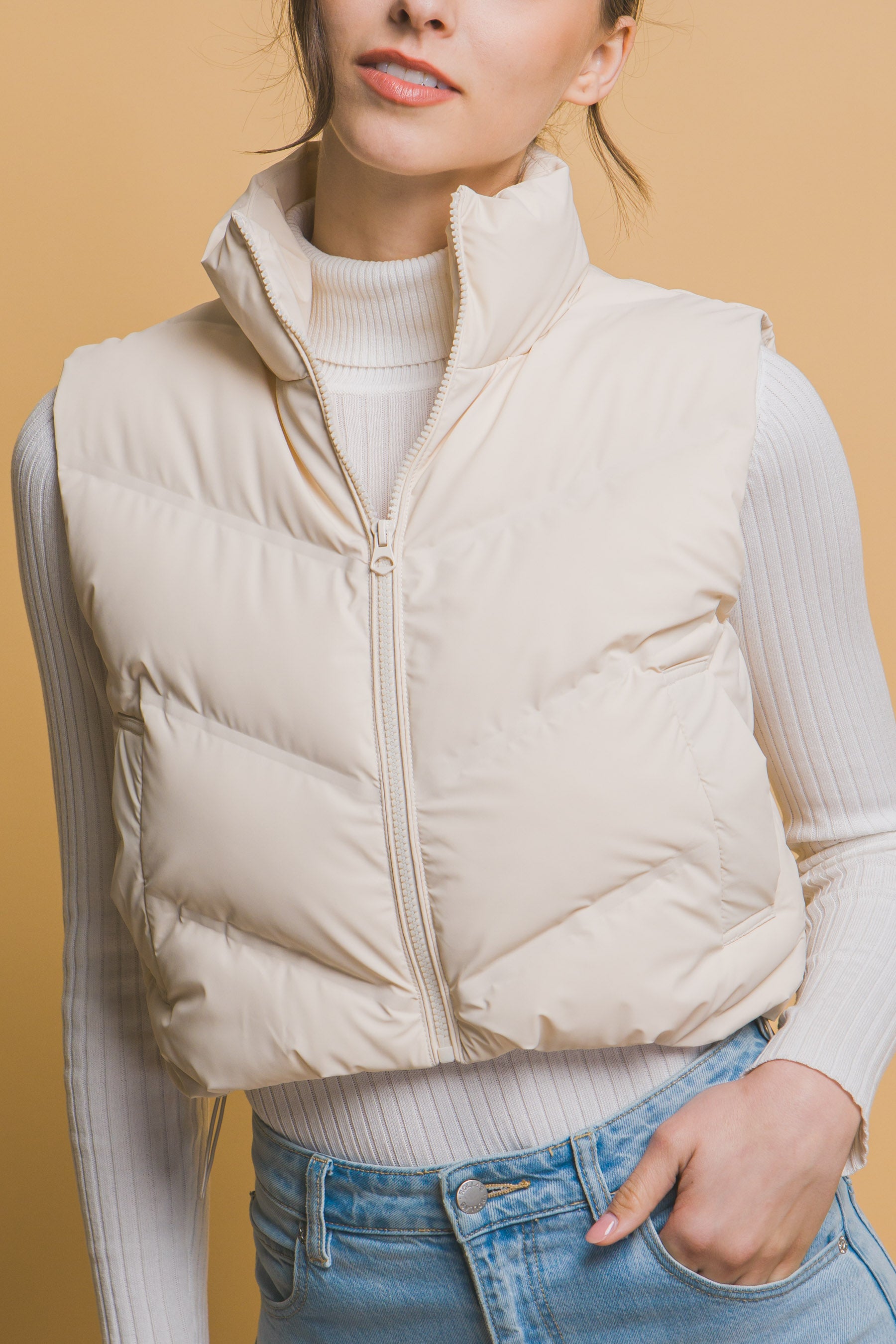 Chaleco acolchado moderno corte corto y cuello alto